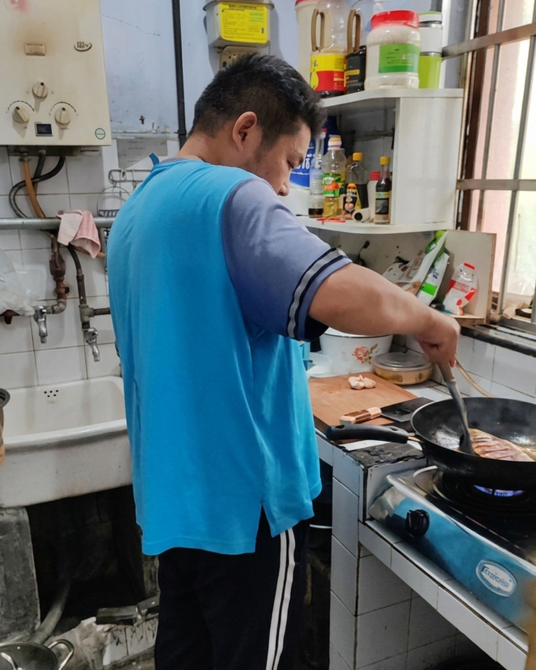 Tốt nghiệp cao đẳng, 6 năm làm shipper vẫn trắng tay: Người đàn ông bị mẹ đuổi khỏi nhà- Ảnh 1. Tốt nghiệp cao đẳng, 6 năm làm shipper vẫn trắng tay: Người đàn ông bị mẹ đuổi khỏi nhà- Ảnh 1.