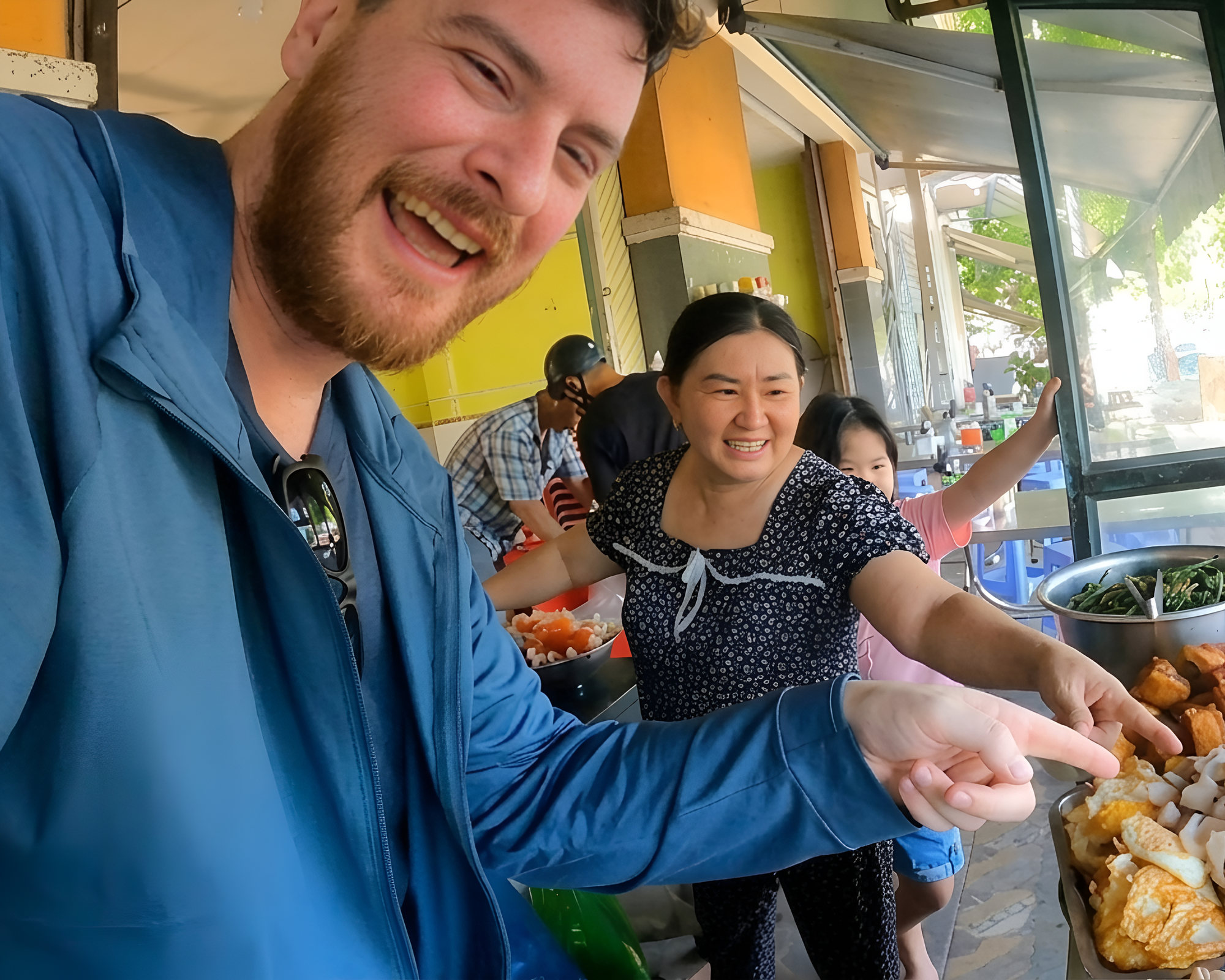 Muốn khen m&oacute;n ăn "rất thơm", anh T&acirc;y n&oacute;i nhầm một chữ khiến chủ qu&aacute;n tắt nụ cười- Ảnh 1.