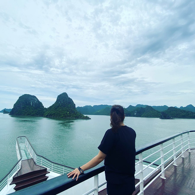 C&ocirc; g&aacute;i đổi đời nhờ l&agrave;m trợ l&yacute; nghệ sĩ: Ở resort cao cấp đến check-in du thuyền, rảnh rỗi c&ograve;n đi đ&oacute;ng phim- Ảnh 4.