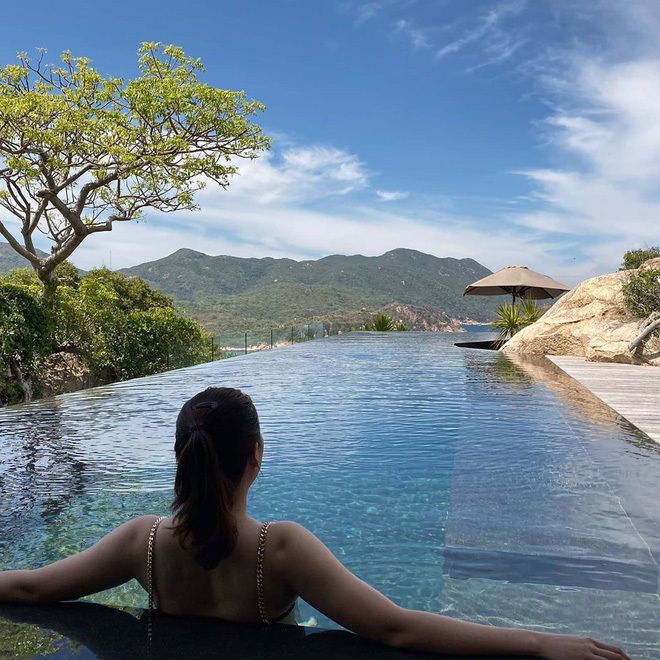 C&ocirc; g&aacute;i đổi đời nhờ l&agrave;m trợ l&yacute; nghệ sĩ: Ở resort cao cấp đến check-in du thuyền, rảnh rỗi c&ograve;n đi đ&oacute;ng phim- Ảnh 3.