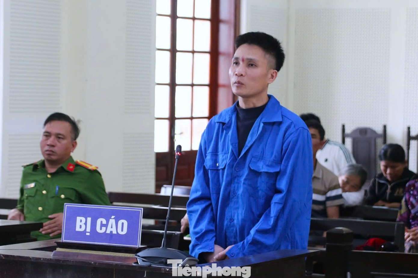 Thấy vợ v&agrave;o ph&ograve;ng trọ c&ugrave;ng trai lạ, chồng cầm k&eacute;o đ&acirc;m chết "t&igrave;nh địch"- Ảnh 1.