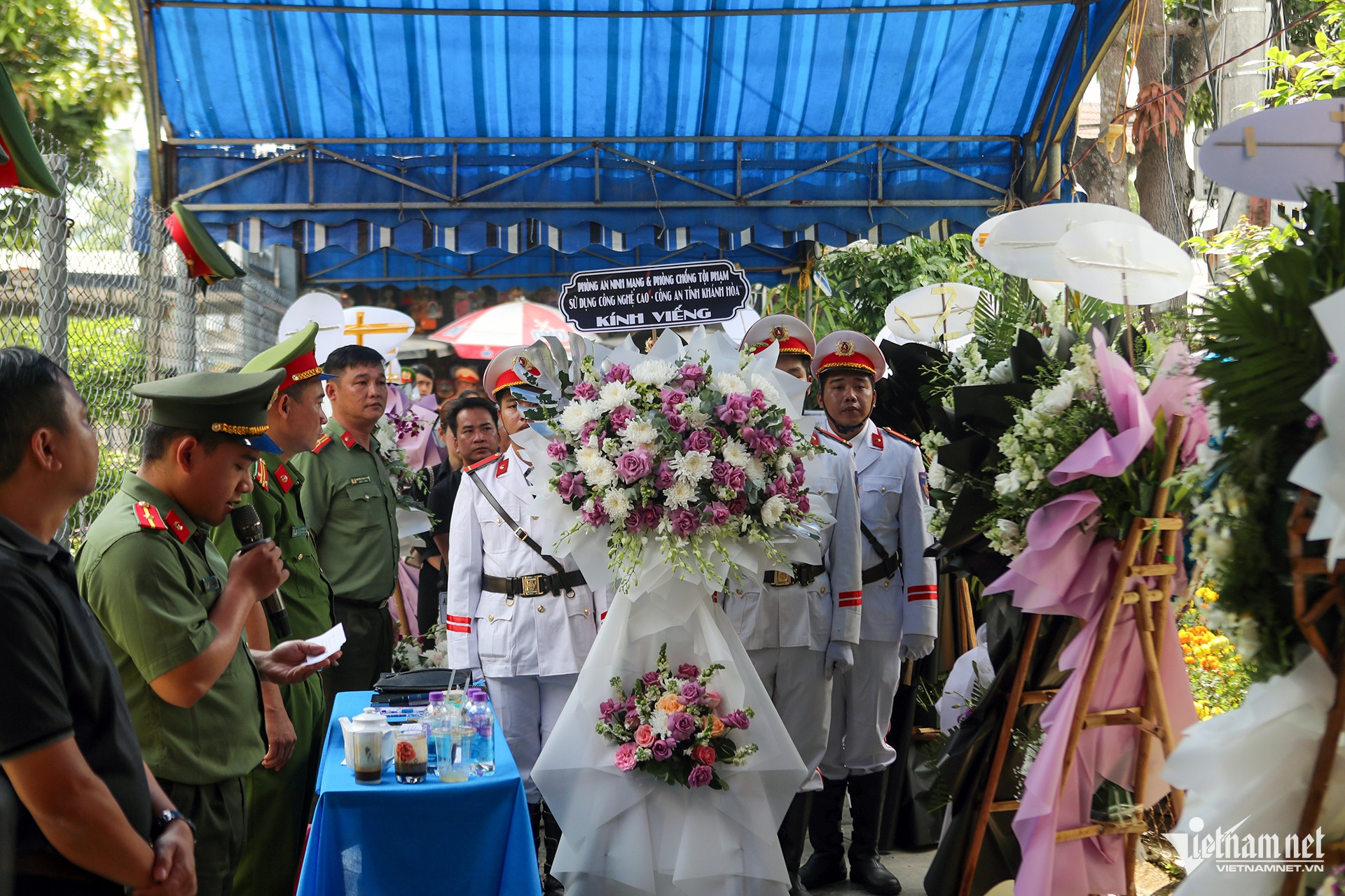 Căn nhà nhỏ ngày tang lễ của Thiếu tá hy sinh trong vụ "cát tặc", hình ảnh người vợ trẻ ôm con 8 tháng tuổi đầy xót xa- Ảnh 1. Căn nhà nhỏ ngày tang lễ của Thiếu tá hy sinh trong vụ "cát tặc", hình ảnh người vợ trẻ ôm con 8 tháng tuổi đầy xót xa- Ảnh 1.