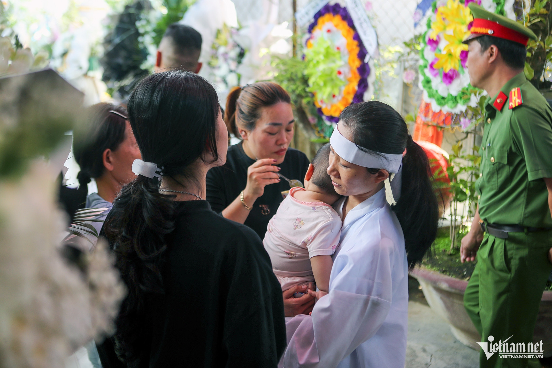 Căn nhà nhỏ ngày tang lễ của Thiếu tá hy sinh trong vụ "cát tặc", hình ảnh người vợ trẻ ôm con 8 tháng tuổi đầy xót xa- Ảnh 2. Căn nhà nhỏ ngày tang lễ của Thiếu tá hy sinh trong vụ "cát tặc", hình ảnh người vợ trẻ ôm con 8 tháng tuổi đầy xót xa- Ảnh 2.