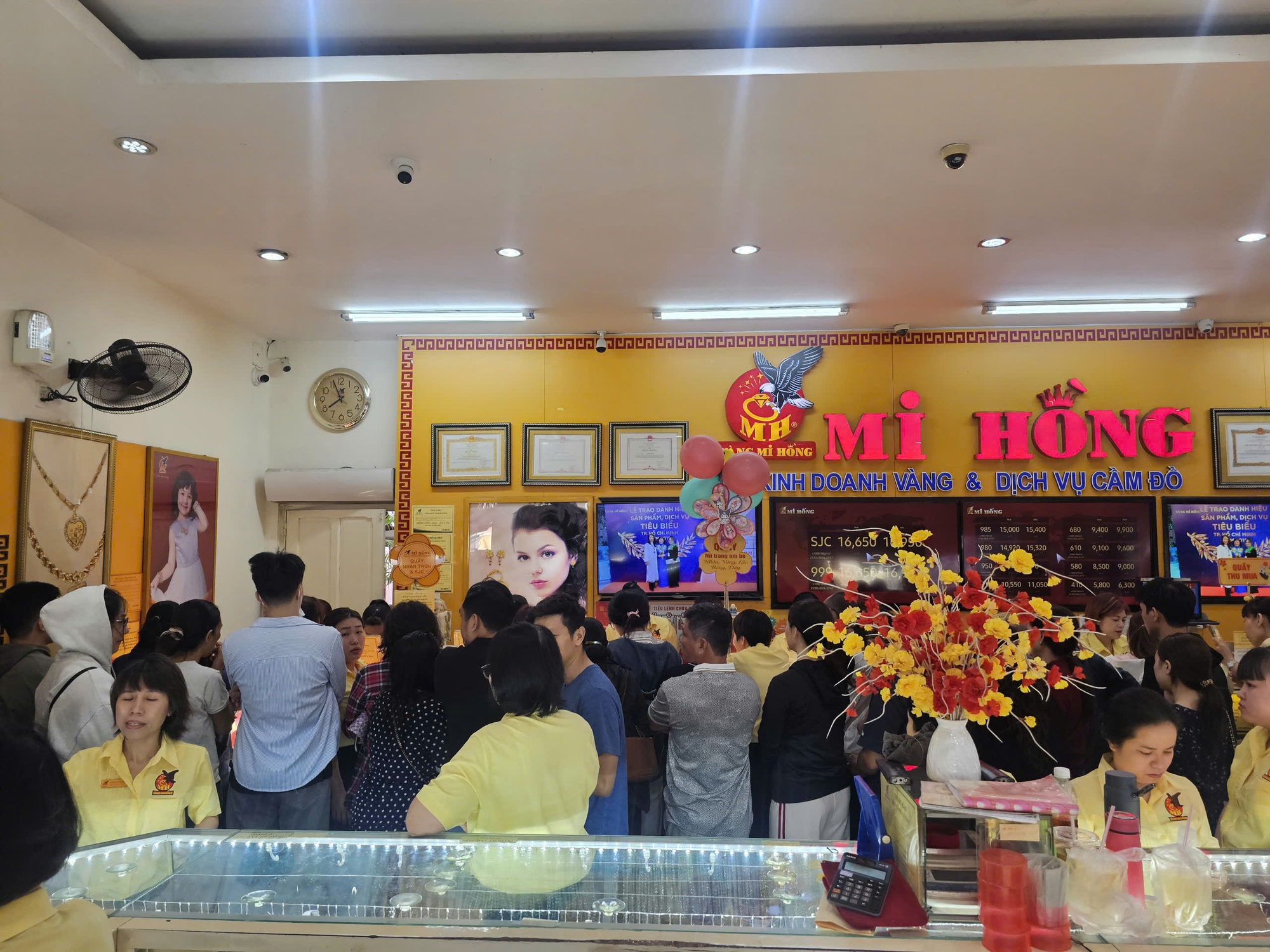 Diễn biến ở tiệm v&agrave;ng khi gi&aacute; giảm về dưới 170 triệu đồng/lượng- Ảnh 1.