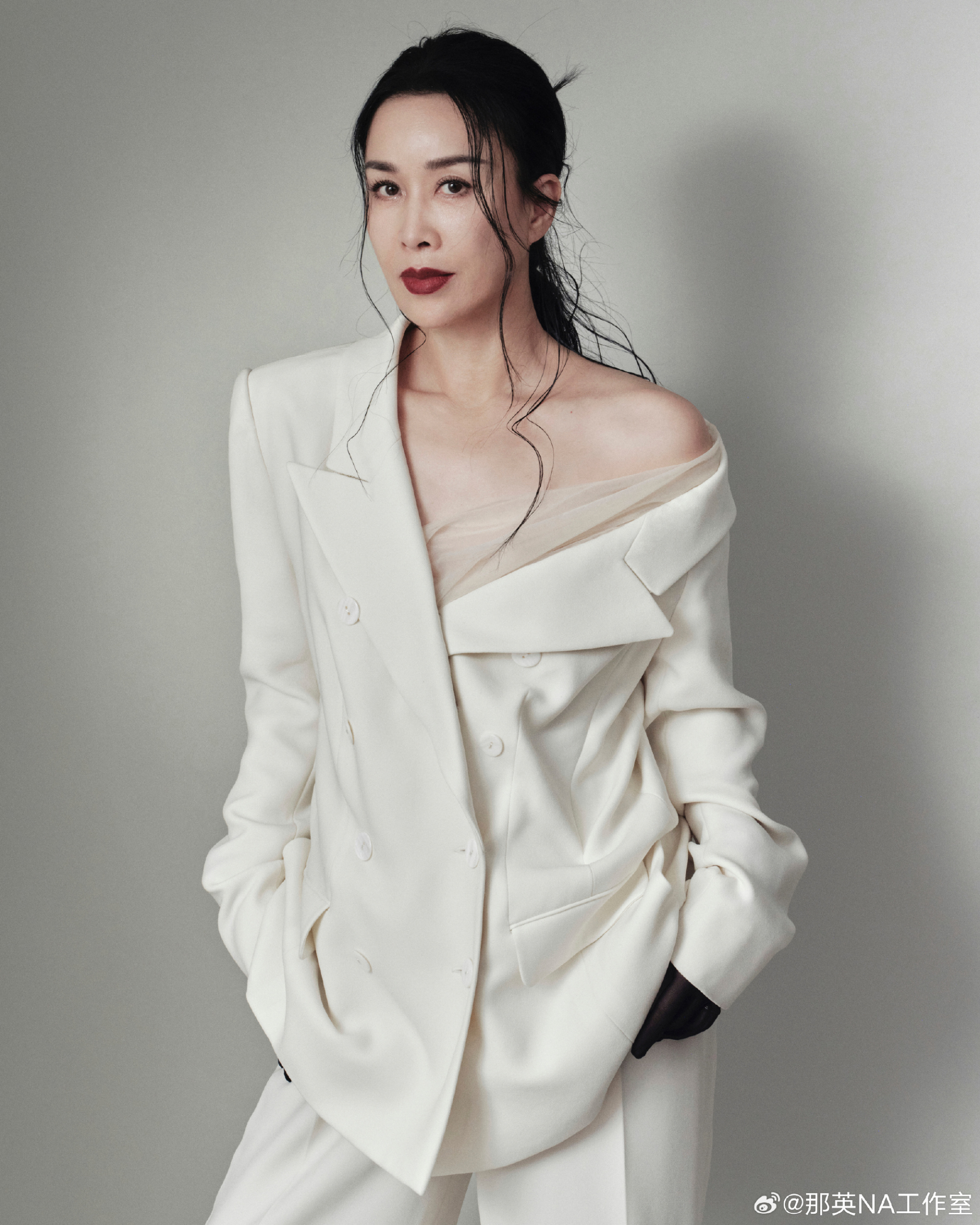 Chị đại The Voice bắt trợ l&yacute; đứng quạt h&agrave;ng giờ đồng hồ v&igrave; sợ n&oacute;ng, lật giở 