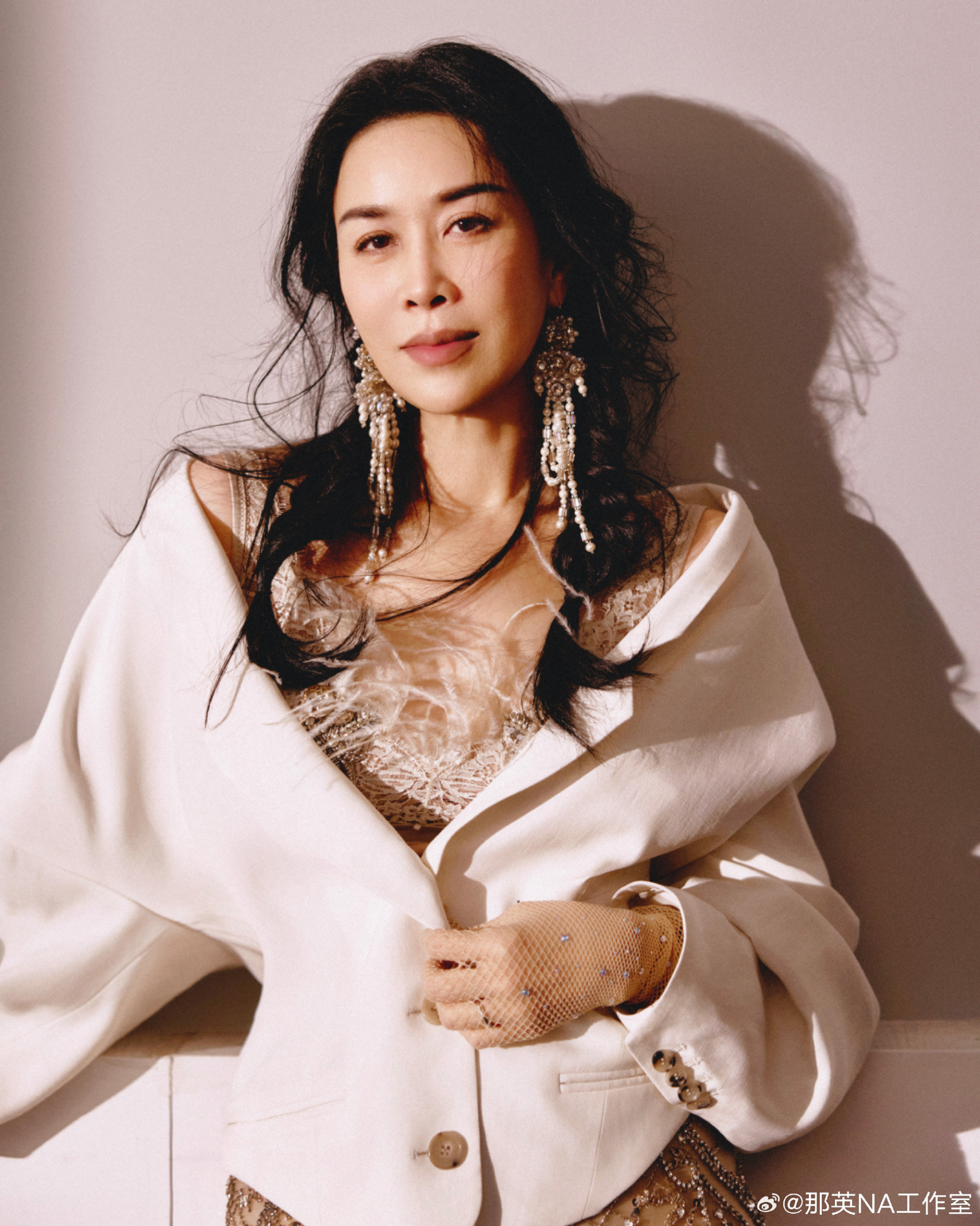 Chị đại The Voice bắt trợ l&yacute; đứng quạt h&agrave;ng giờ đồng hồ v&igrave; sợ n&oacute;ng, lật giở 