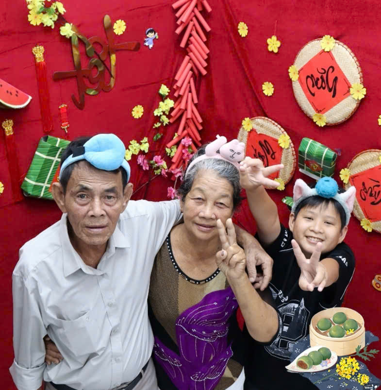 Gia cảnh nam sinh An Giang quay clip với b&agrave; nội viral, Đức Ph&uacute;c, Tăng Duy T&acirc;n đồng cảm: SN 2008 chỉ cao 1m35 v&igrave; thiếu hụt hooc m&ocirc;n- Ảnh 3.