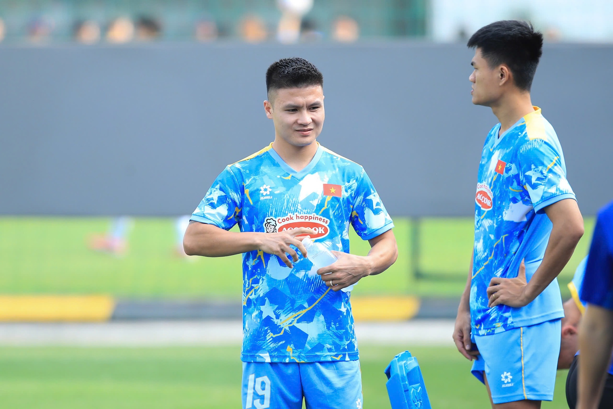 Soi biểu cảm của Văn Hậu ng&agrave;y trở lại tuyển Việt Nam: Visual bố bỉm cực bảnh, tương t&aacute;c với đồng đội g&acirc;y ch&uacute; &yacute;- Ảnh 12.