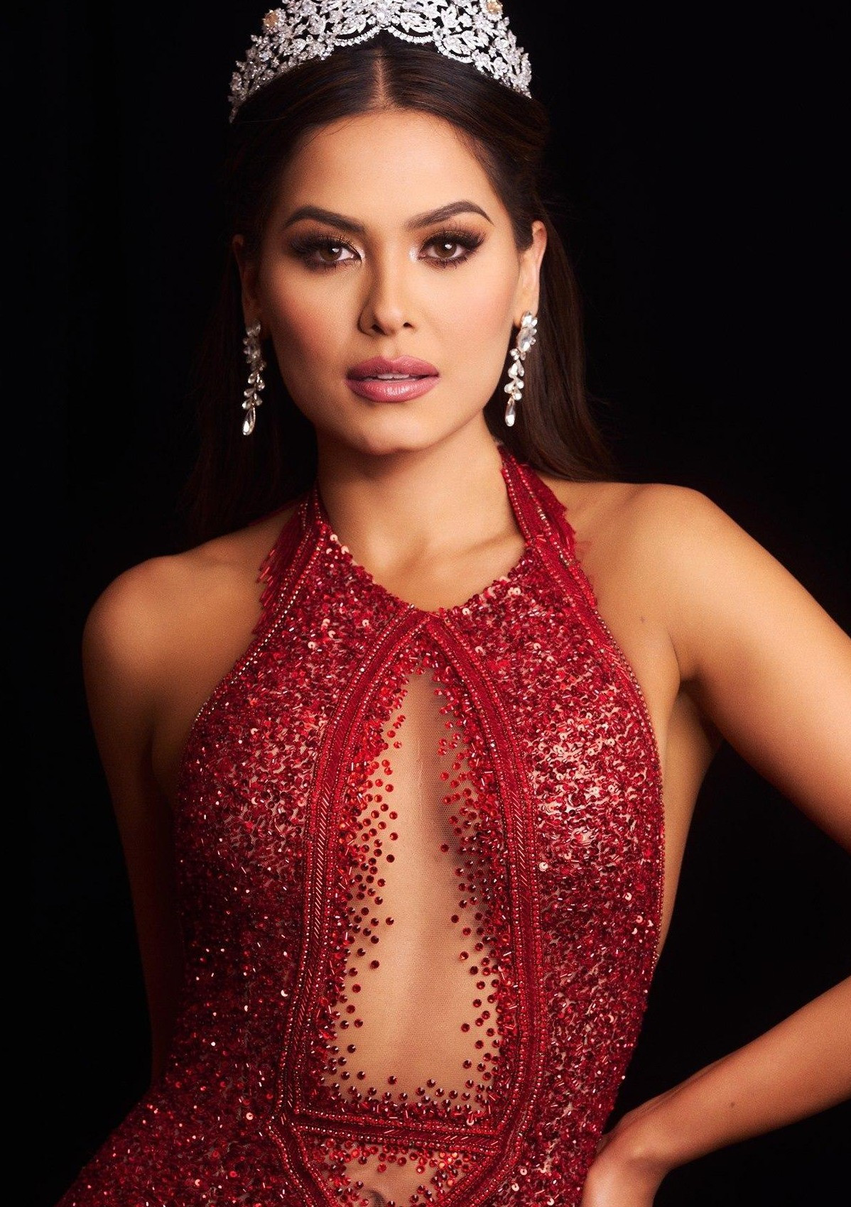 Đương kim Hoa hậu Ho&agrave;n vũ bị hai người tiền nhiệm chỉ tr&iacute;ch- Ảnh 2.