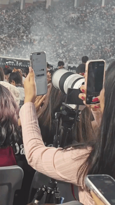 Clip đang nổi tiếng to&agrave;n cầu về dịch vụ cho người m&ecirc; sống "ph&ocirc;ng bạt", th&iacute;ch đu idol: Kiếm tiền dễ thế sao?- Ảnh 1.