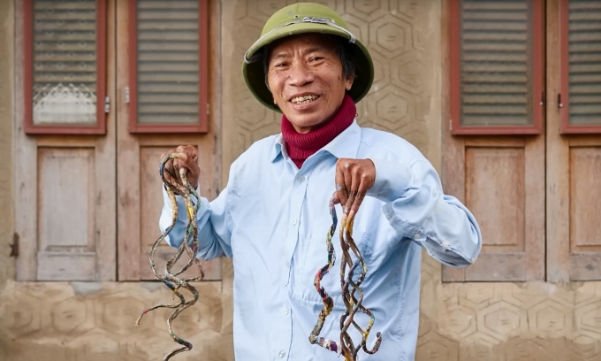 Họa sĩ Việt lập kỷ lục Guinness với bộ m&oacute;ng tay d&agrave;i gần 6m- Ảnh 1.