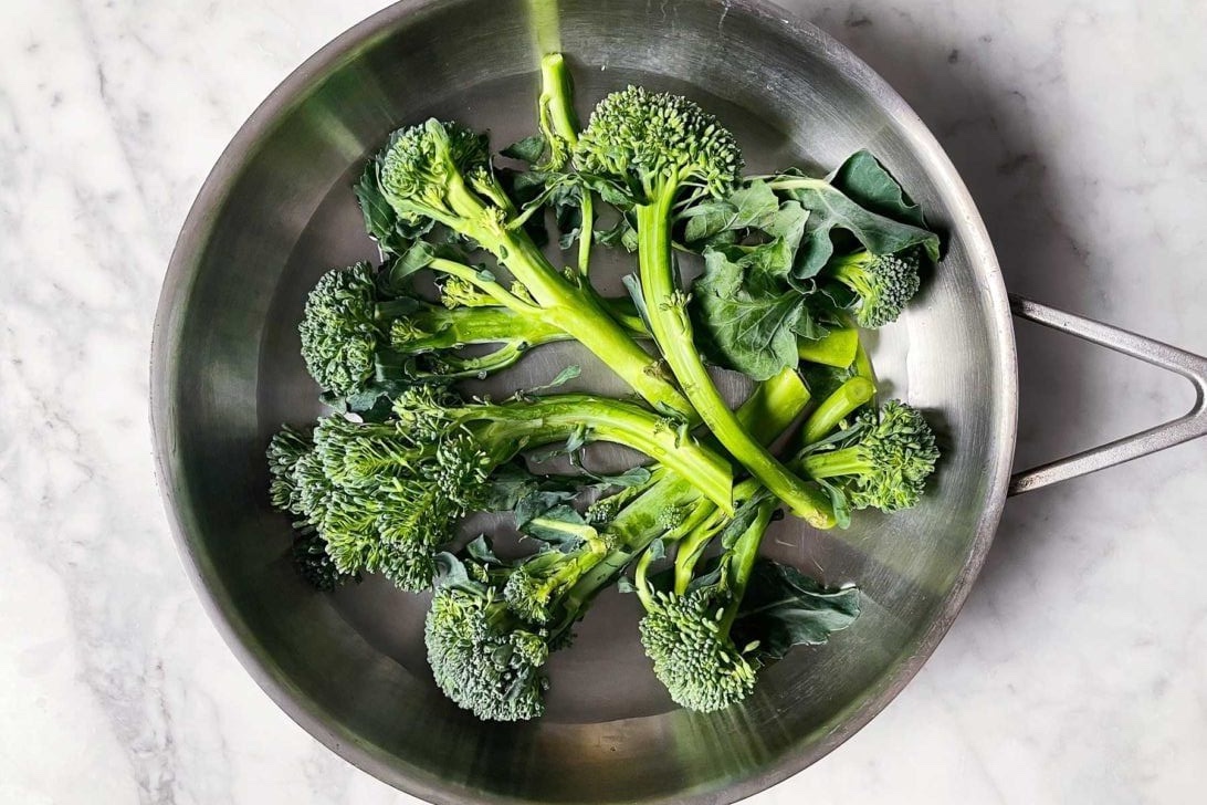 3 loại rau đ&atilde; tốt cho mắt lại bổ gan, ph&ograve;ng ung thư, "b&aacute;u vật" cho dạ d&agrave;y: Chợ Việt ng&agrave;y n&agrave;o cũng b&aacute;n- Ảnh 1.