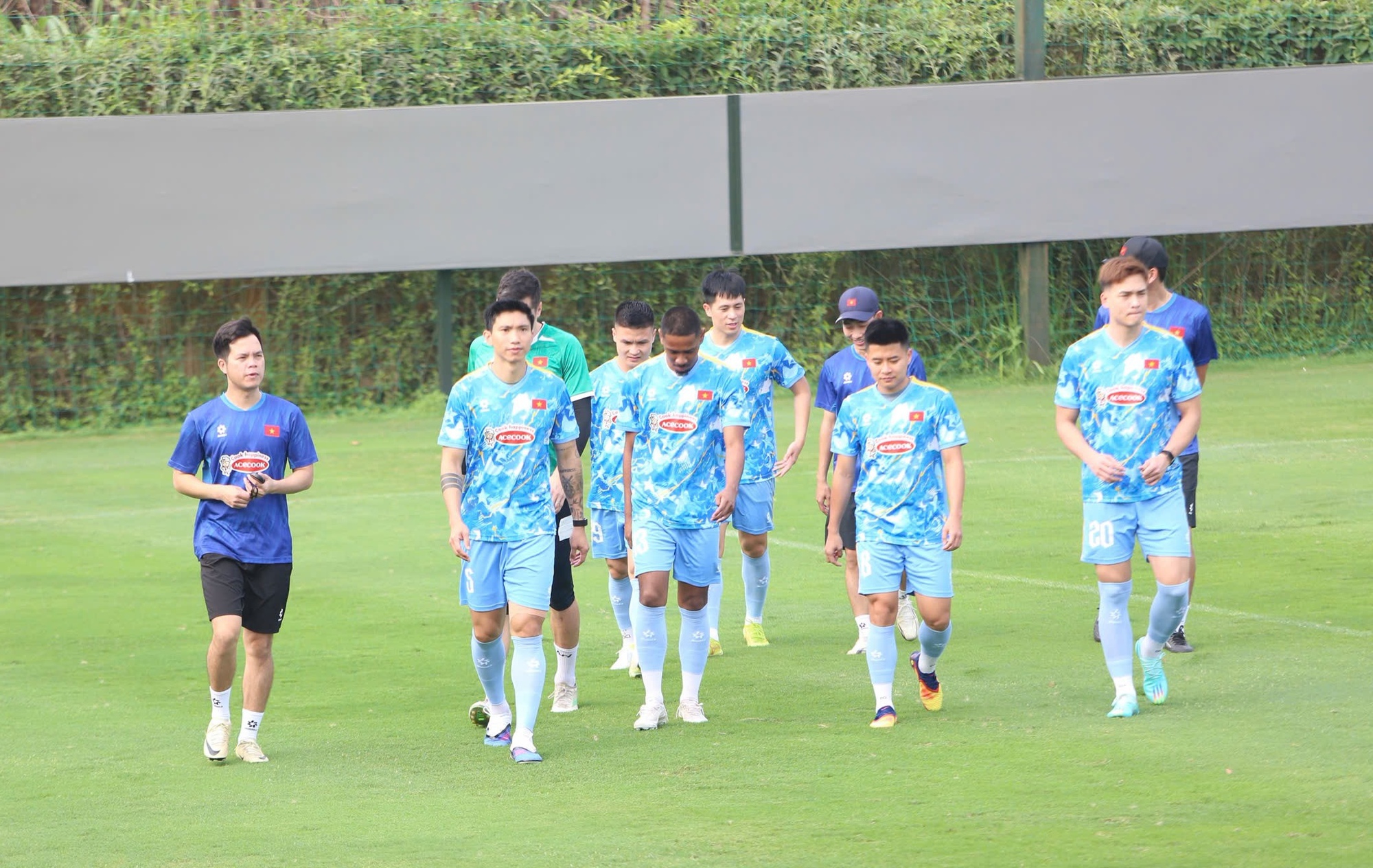 "Chuy&ecirc;n gia săn T&acirc;y" Đ&igrave;nh Trọng trở lại ĐT Việt Nam sau 1.200 ng&agrave;y, t&aacute;i ngộ Duy Mạnh, "bối rối" ngoại ngữ v&igrave; Xu&acirc;n Son- Ảnh 3.