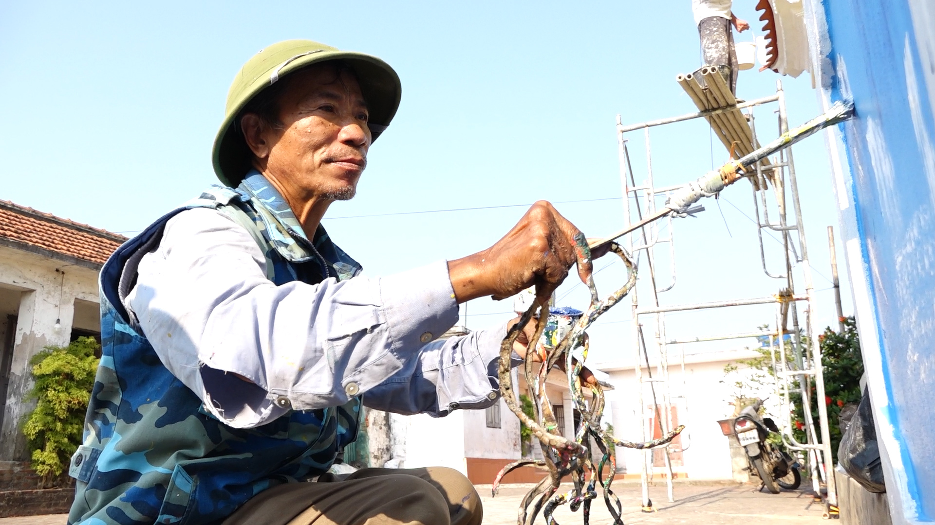 Họa sĩ Việt lập kỷ lục Guinness với bộ m&oacute;ng tay d&agrave;i gần 6m- Ảnh 3.