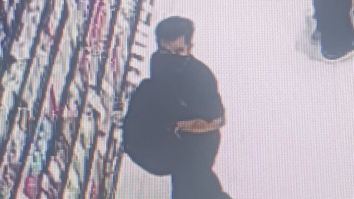 Người đ&agrave;n &ocirc;ng Myanmar bị bắt sau 2 giờ trộm t&uacute;i x&aacute;ch của du kh&aacute;ch Việt Nam ở Bangkok- Ảnh 1.