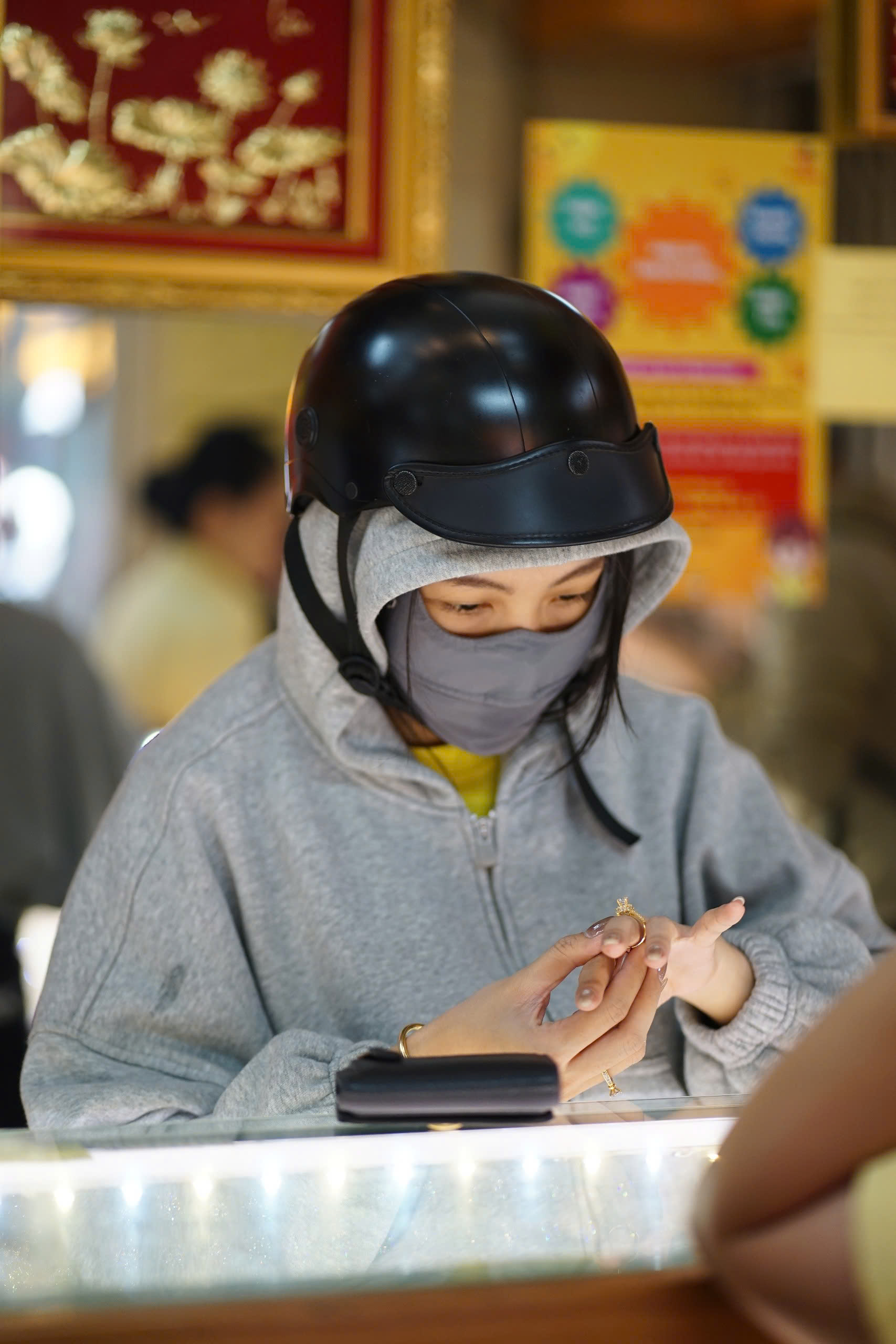 CLIP: Tranh thủ giờ nghỉ, d&acirc;n văn ph&ograve;ng TP.HCM chạy đi mua v&agrave;ng đeo cho đẹp, c&oacute; người lỗ nhanh 1,1 triệu vẫn mua tiếp- Ảnh 3.