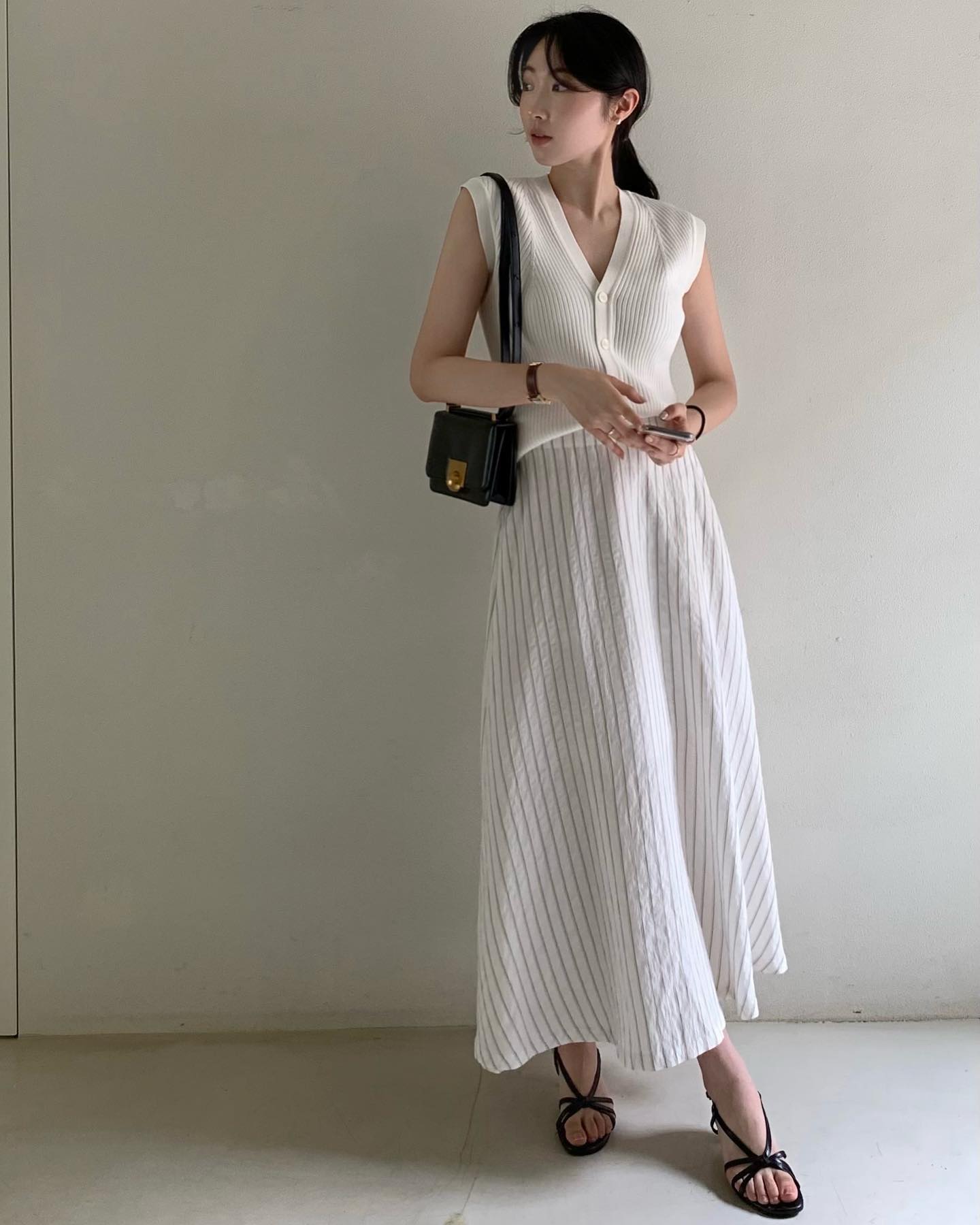 4 mẫu gi&agrave;y d&eacute;p đẹp nhất để mix với ch&acirc;n v&aacute;y- Ảnh 8.