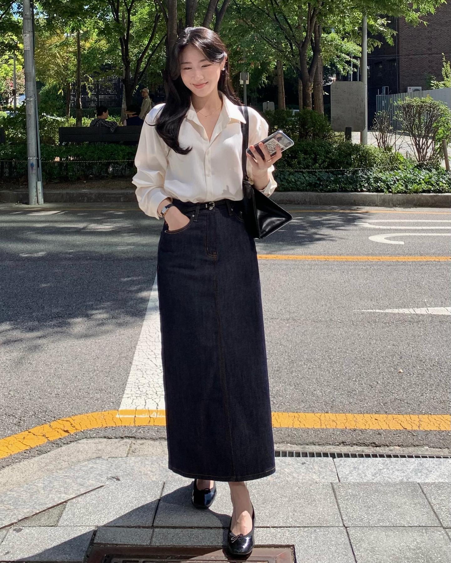 4 mẫu gi&agrave;y d&eacute;p đẹp nhất để mix với ch&acirc;n v&aacute;y- Ảnh 2.