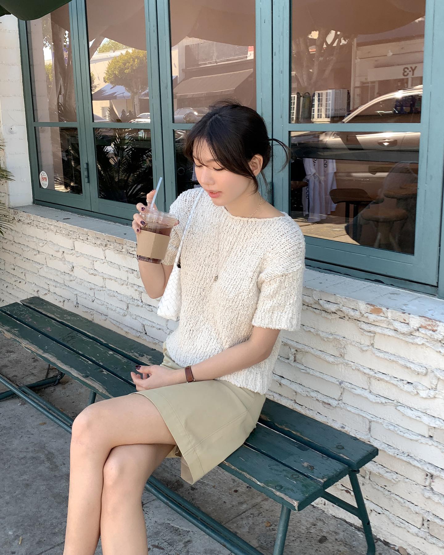 H&egrave; n&agrave;y chị em cứ mặc đồ s&aacute;ng m&agrave;u thật nhiều, đảm bảo trẻ ra 5 tuổi- Ảnh 8.