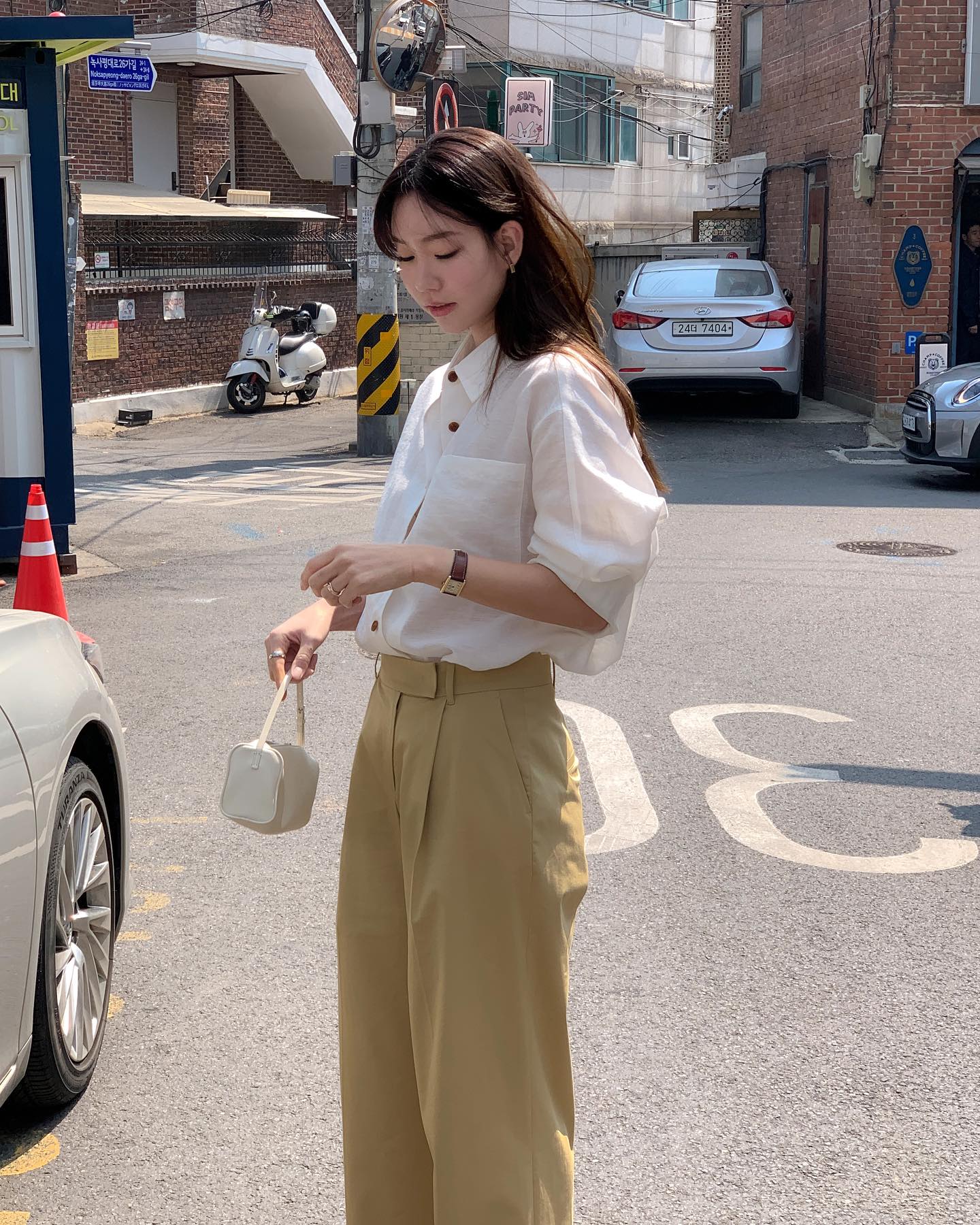 H&egrave; n&agrave;y chị em cứ mặc đồ s&aacute;ng m&agrave;u thật nhiều, đảm bảo trẻ ra 5 tuổi- Ảnh 9.