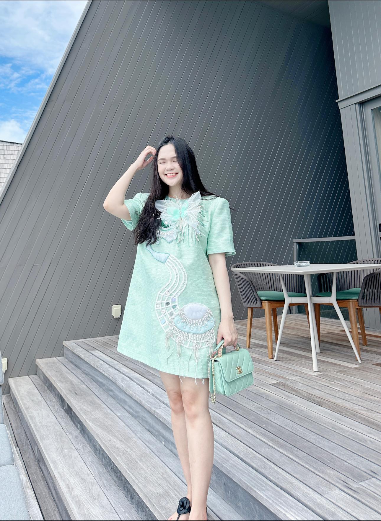 "B&oacute;c gi&aacute;" outfit ăn cưới của tiểu thư Quỳnh Anh - vợ đội trưởng Duy Mạnh m&agrave; cho&aacute;ng: D&aacute;t đồ hiệu từ đầu tới ch&acirc;n, gi&aacute; gần 3 tỷ- Ảnh 2.