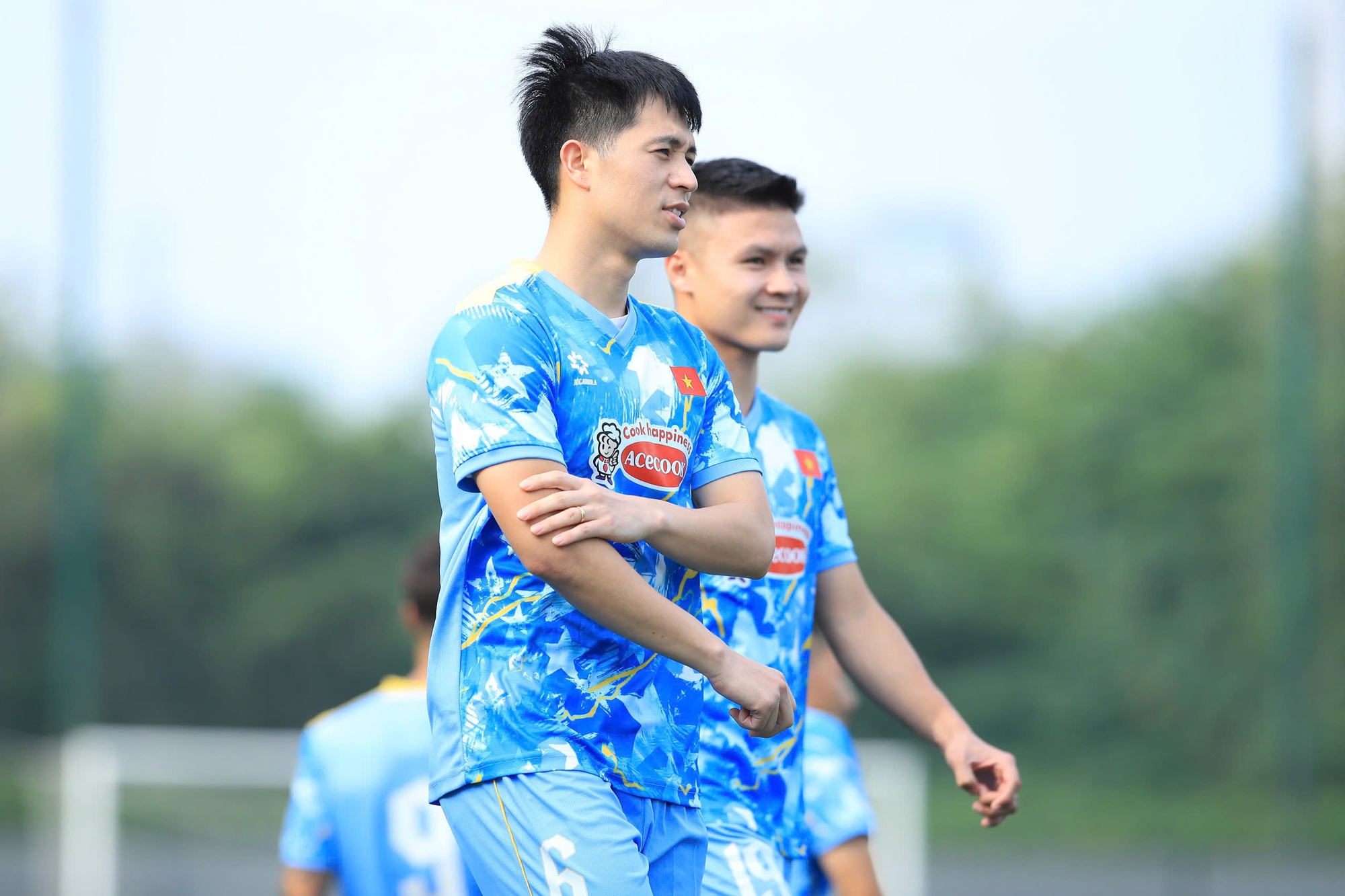 Soi biểu cảm của Văn Hậu ng&agrave;y trở lại tuyển Việt Nam: Visual bố bỉm cực bảnh, tương t&aacute;c với đồng đội g&acirc;y ch&uacute; &yacute;- Ảnh 11.