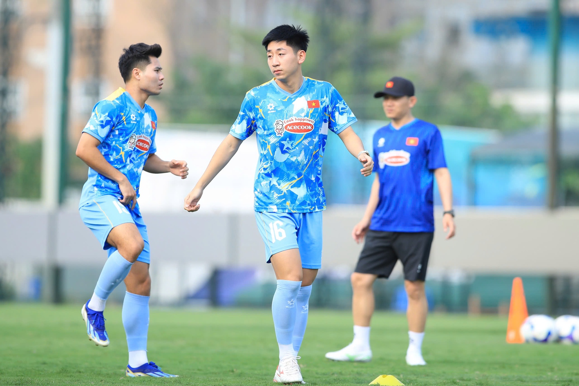 Soi biểu cảm của Văn Hậu ng&agrave;y trở lại tuyển Việt Nam: Visual bố bỉm cực bảnh, tương t&aacute;c với đồng đội g&acirc;y ch&uacute; &yacute;- Ảnh 18.