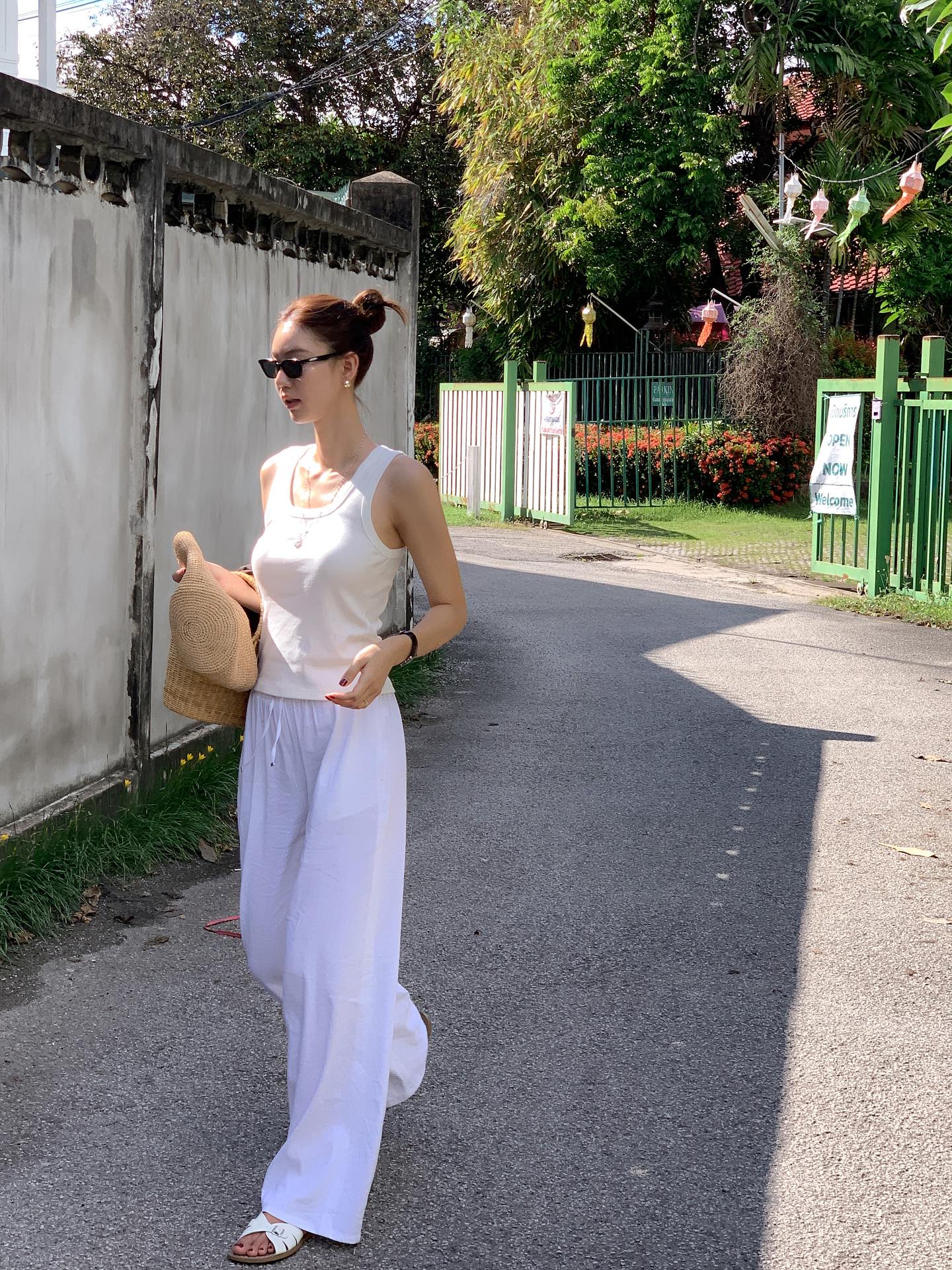 H&egrave; n&agrave;y chị em cứ mặc đồ s&aacute;ng m&agrave;u thật nhiều, đảm bảo trẻ ra 5 tuổi- Ảnh 7.