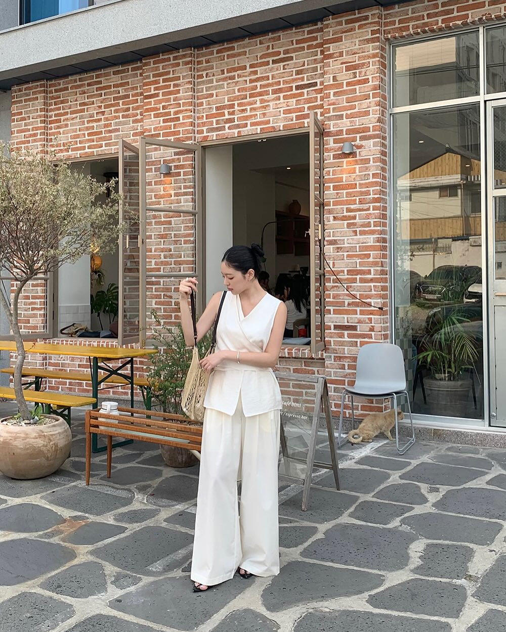 H&egrave; n&agrave;y chị em cứ mặc đồ s&aacute;ng m&agrave;u thật nhiều, đảm bảo trẻ ra 5 tuổi- Ảnh 6.