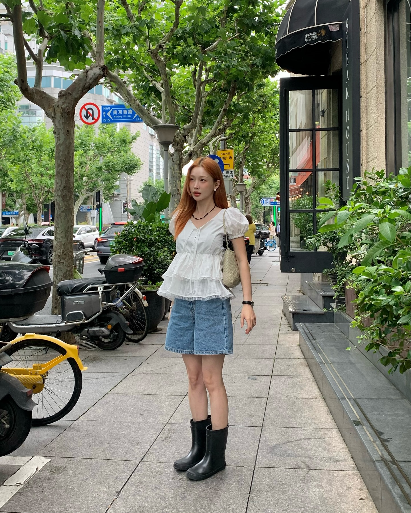 H&egrave; n&agrave;y chị em cứ mặc đồ s&aacute;ng m&agrave;u thật nhiều, đảm bảo trẻ ra 5 tuổi- Ảnh 4.