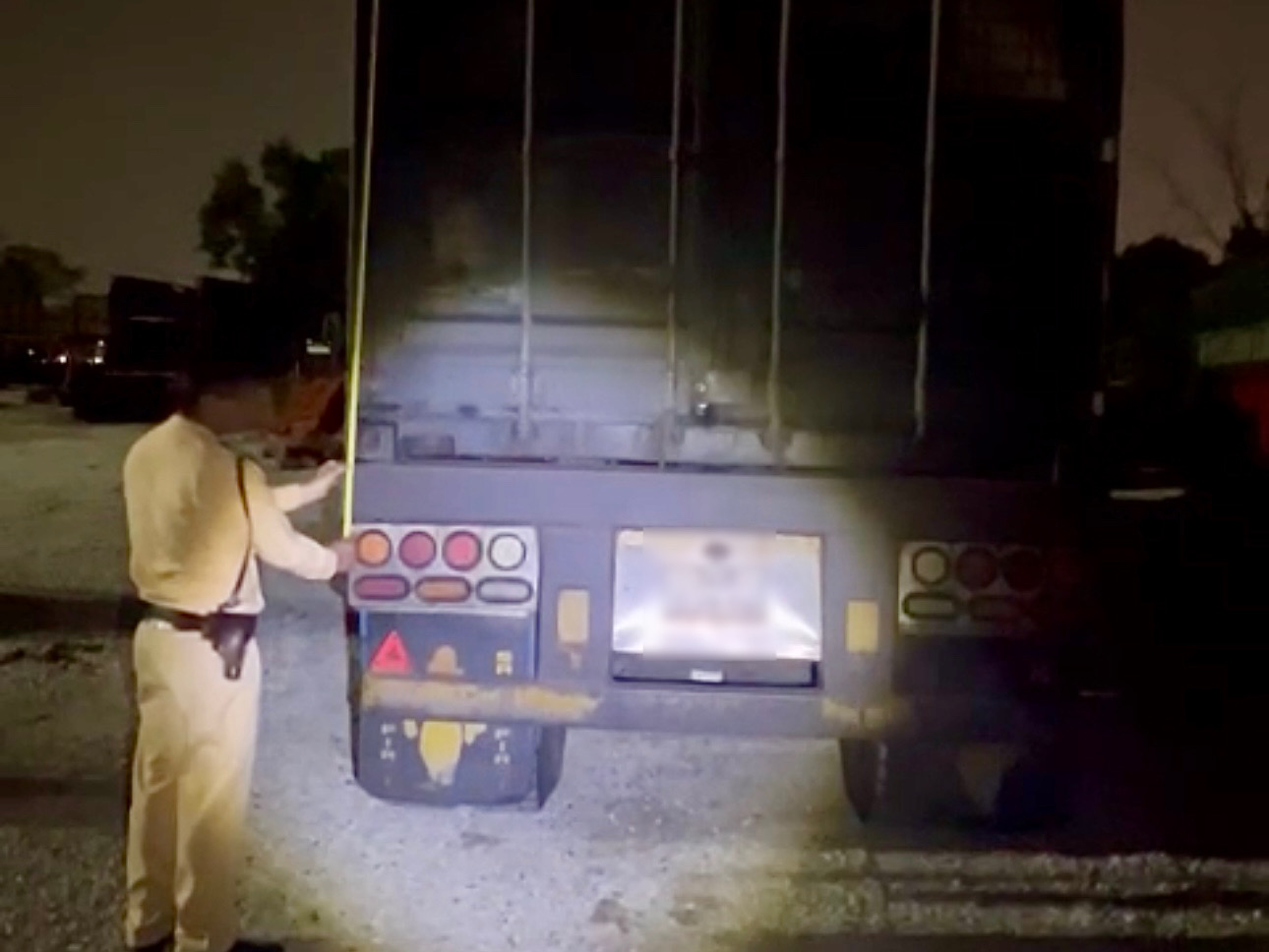 Ph&aacute;t hiện xe container m&agrave;u đen, cảnh s&aacute;t lập tức theo d&otilde;i gi&aacute;m s&aacute;t để kiểm tra- Ảnh 2.