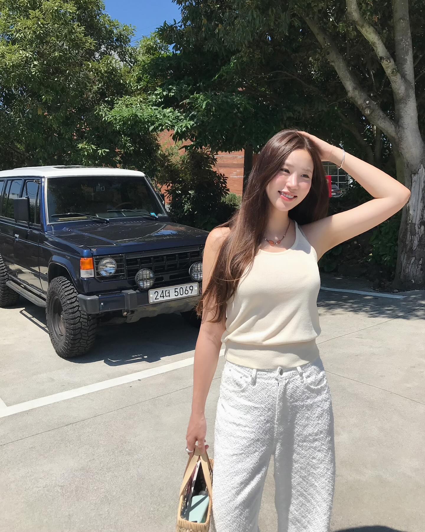 H&egrave; n&agrave;y chị em cứ mặc đồ s&aacute;ng m&agrave;u thật nhiều, đảm bảo trẻ ra 5 tuổi- Ảnh 5.