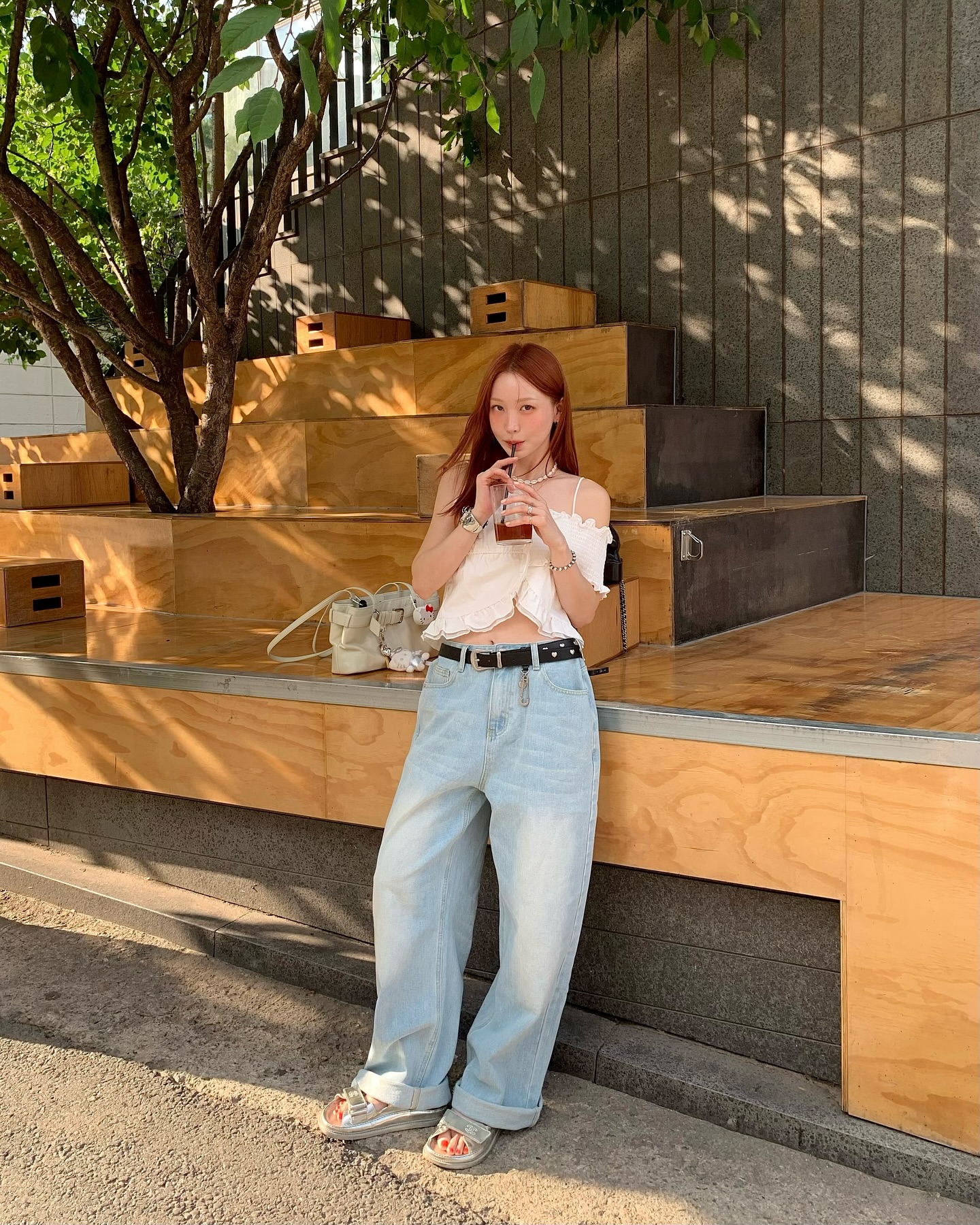 H&egrave; n&agrave;y chị em cứ mặc đồ s&aacute;ng m&agrave;u thật nhiều, đảm bảo trẻ ra 5 tuổi- Ảnh 3.