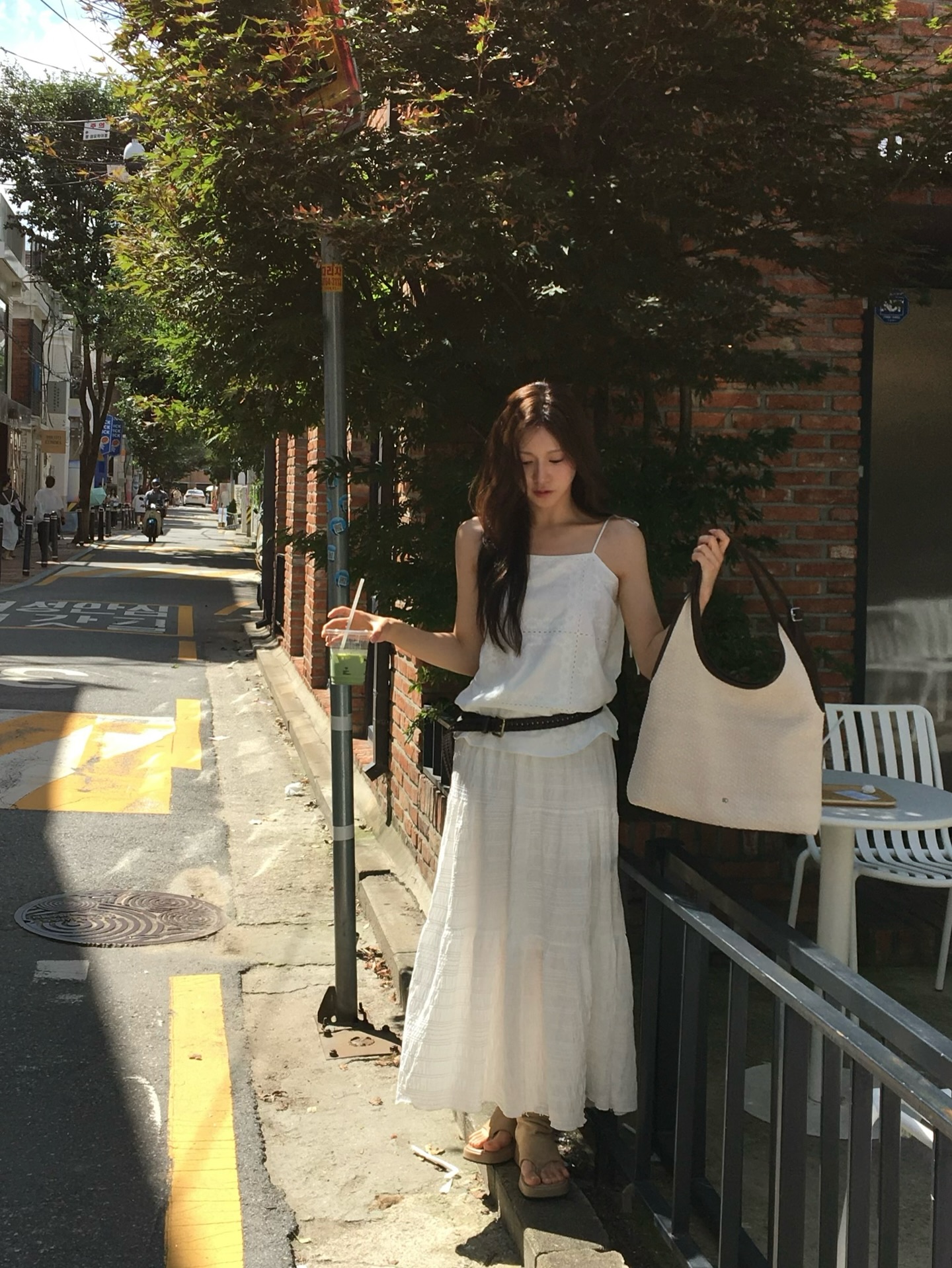 4 c&ocirc;ng thức mặc đẹp đi du lịch chị em n&ecirc;n ghim lu&ocirc;n từ b&acirc;y giờ, &aacute;p dụng khi dạo phố cũng rất hợp- Ảnh 3.