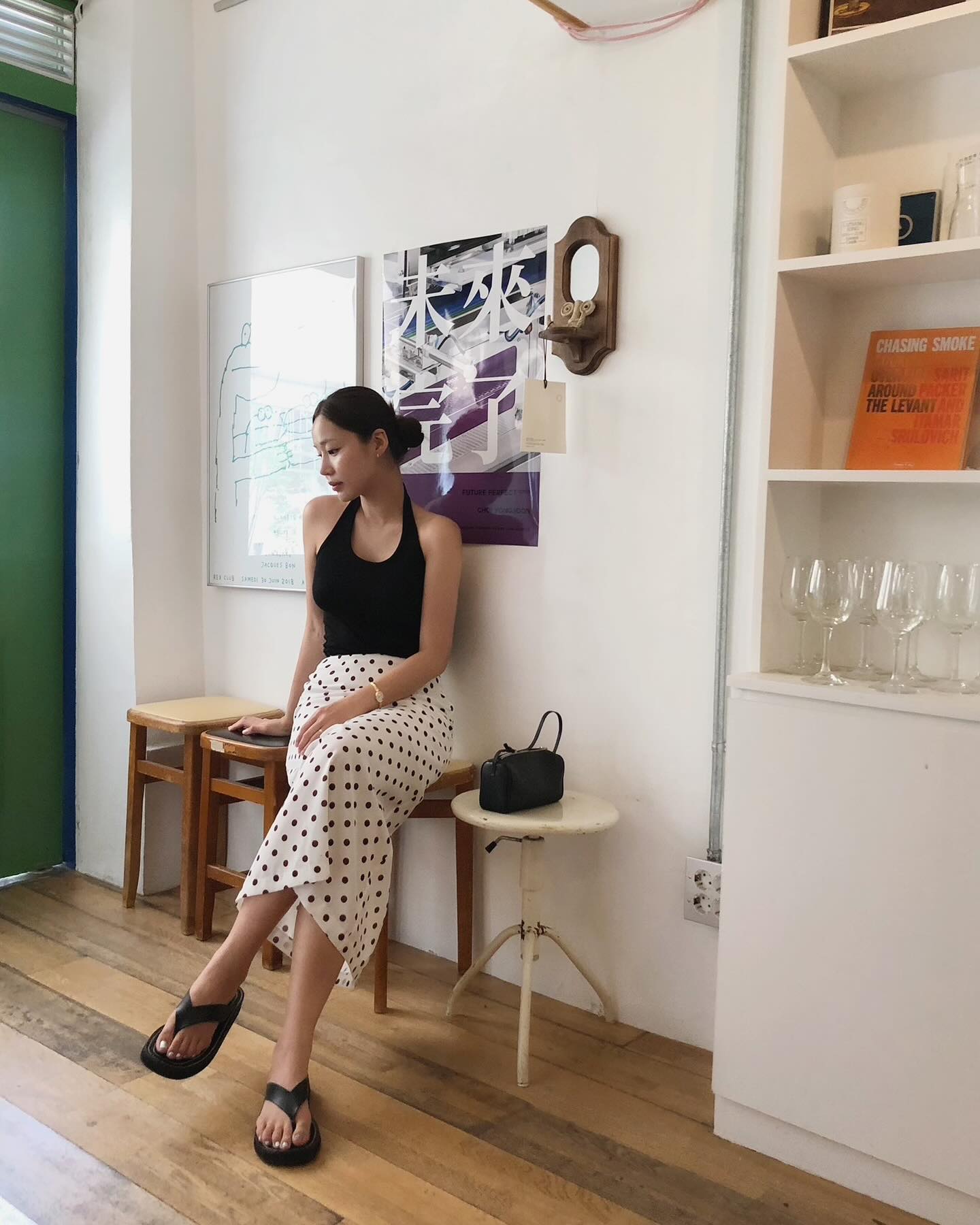 4 mẫu gi&agrave;y d&eacute;p đẹp nhất để mix với ch&acirc;n v&aacute;y- Ảnh 4.