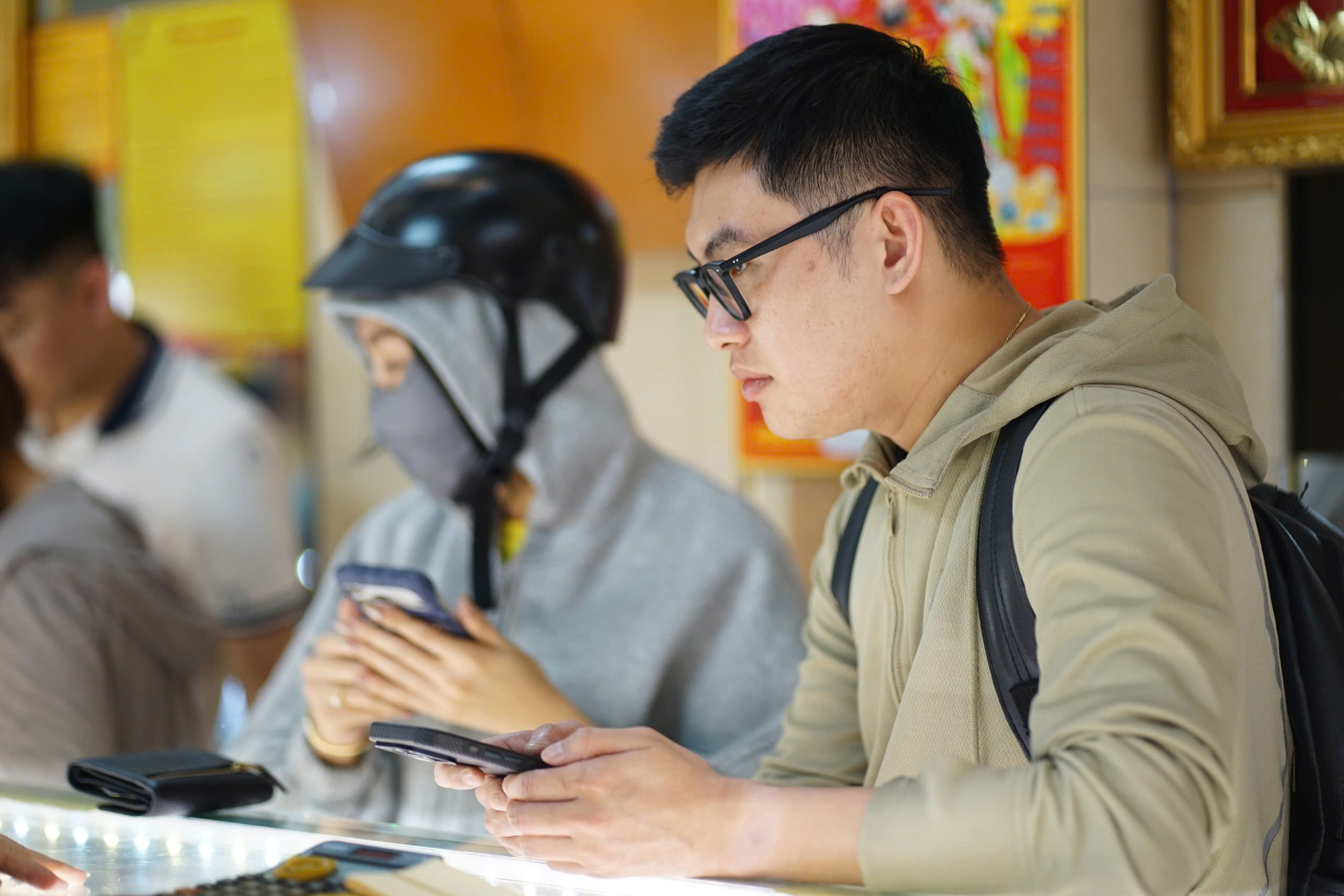 CLIP: Tranh thủ giờ nghỉ, d&acirc;n văn ph&ograve;ng TP.HCM chạy đi mua v&agrave;ng đeo cho đẹp, c&oacute; người lỗ nhanh 1,1 triệu vẫn mua tiếp- Ảnh 6.