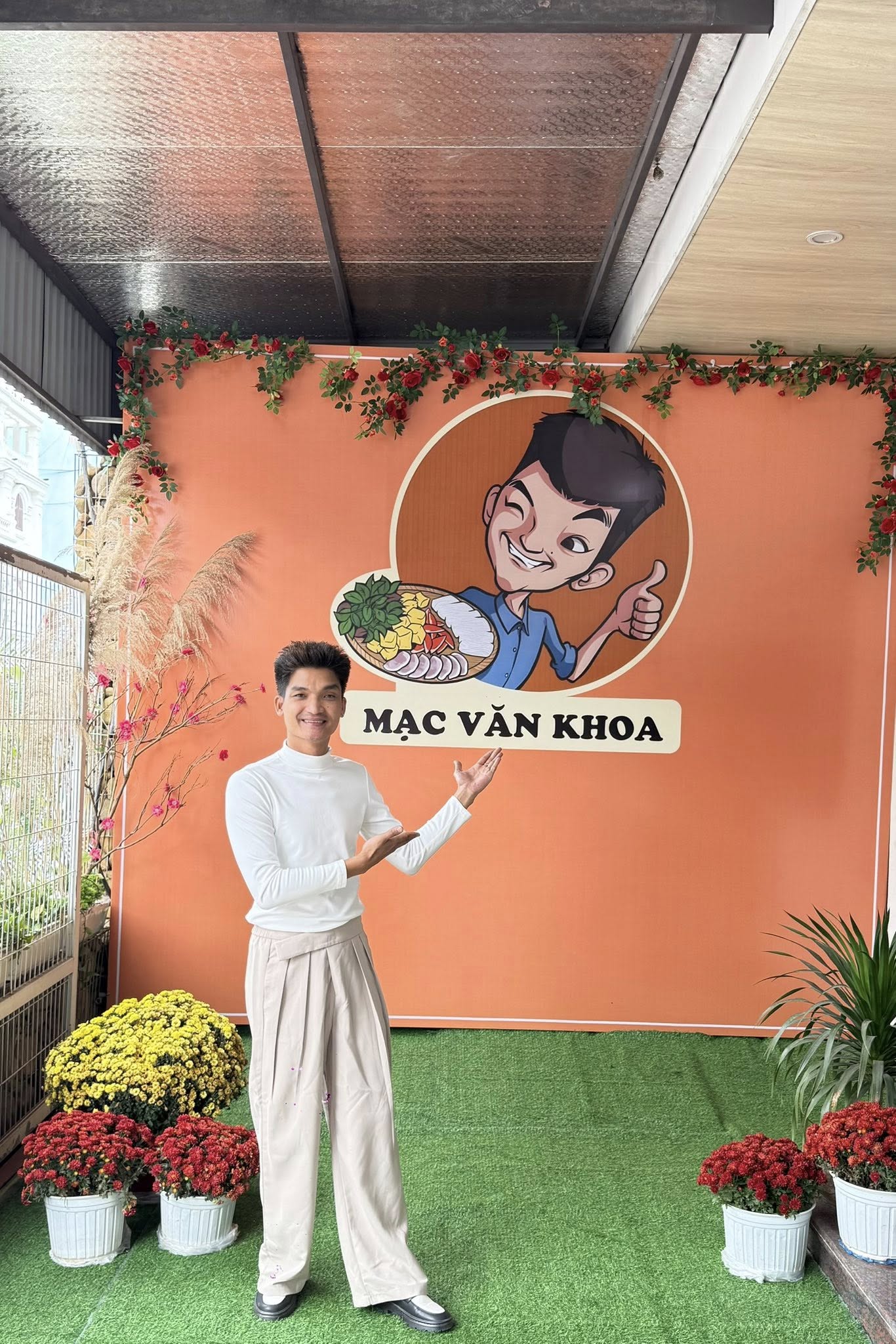 Thực hư tin Mạc Văn Khoa b&aacute;n b&uacute;n đậu tậu biệt thự, đ&uacute;t t&uacute;i 2 tỷ mỗi ng&agrave;y nhờ mở qu&aacute;n?- Ảnh 1.