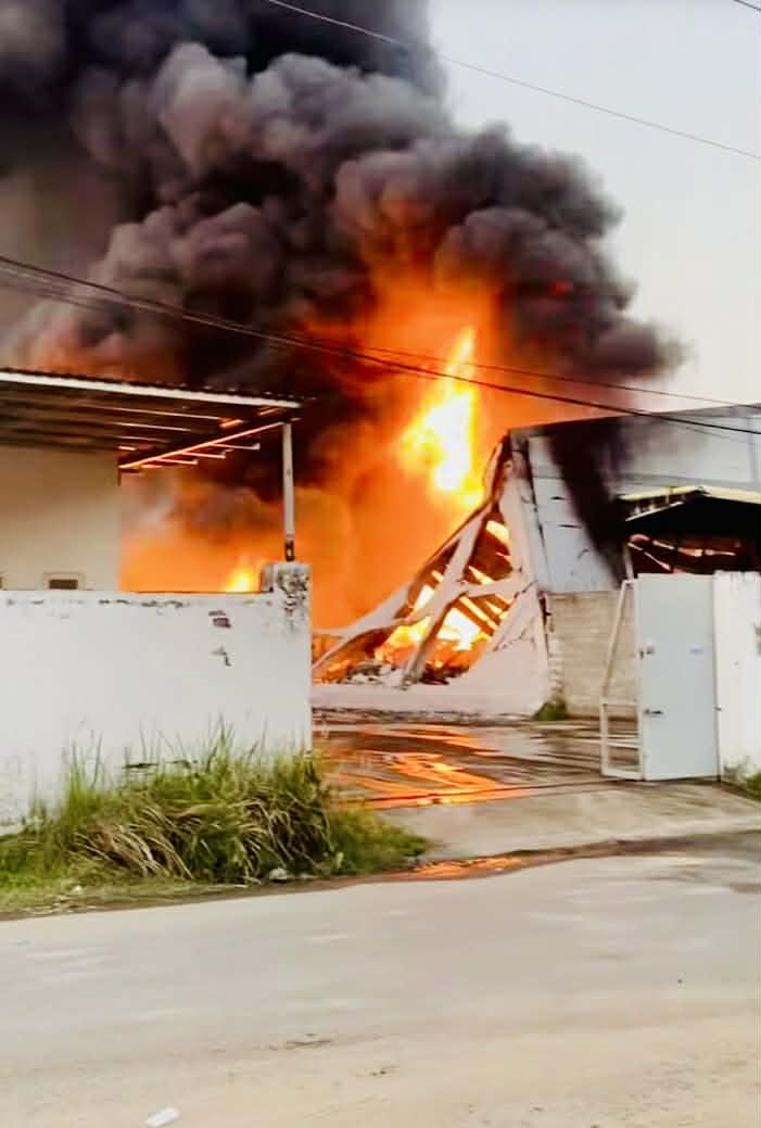 Ch&aacute;y lớn k&egrave;m chuỗi tiếng nổ tại nh&agrave; kho TP.HCM, cột kh&oacute;i khổng lồ cao h&agrave;ng chục m&eacute;t- Ảnh 1.