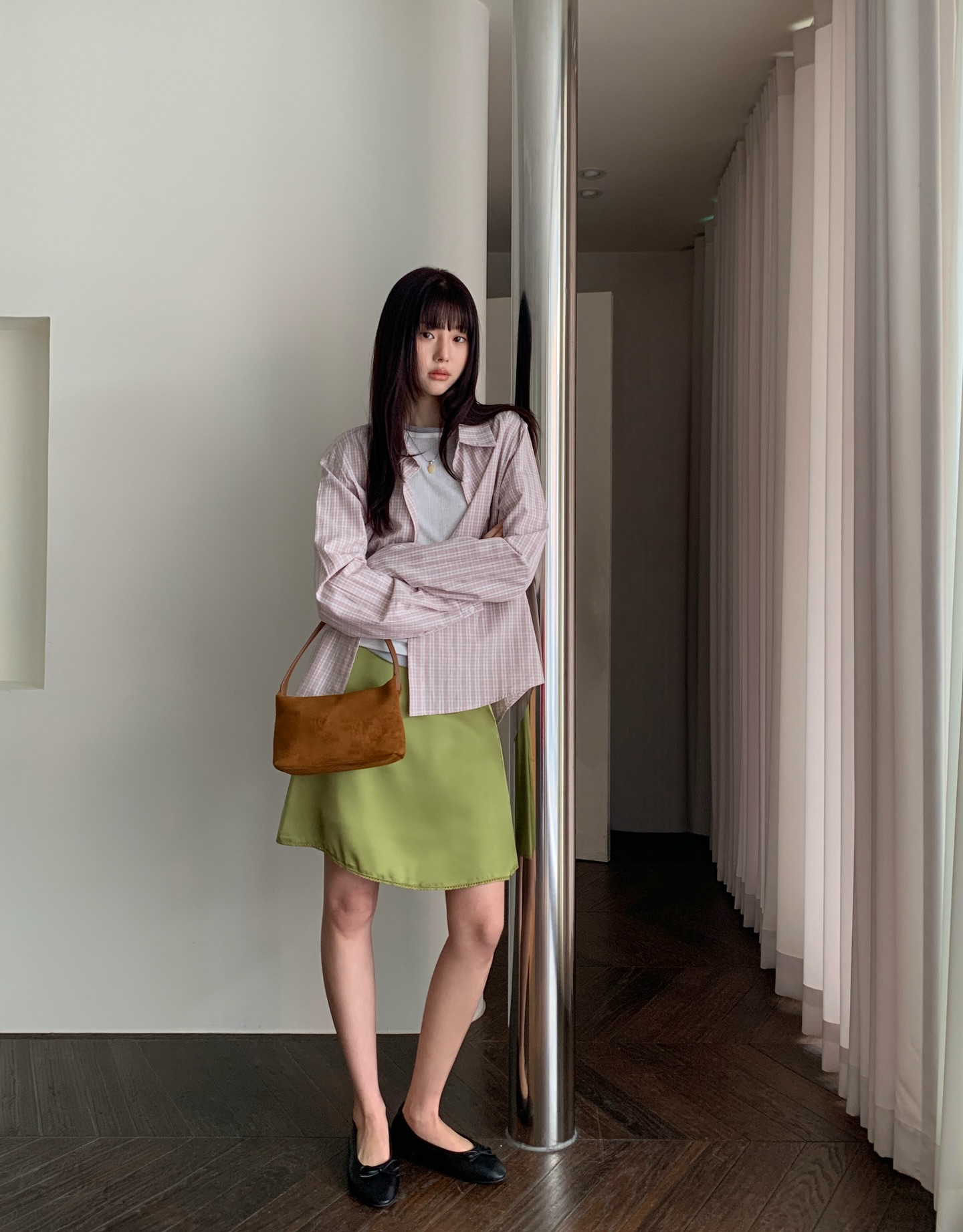 4 mẫu gi&agrave;y d&eacute;p đẹp nhất để mix với ch&acirc;n v&aacute;y- Ảnh 1.