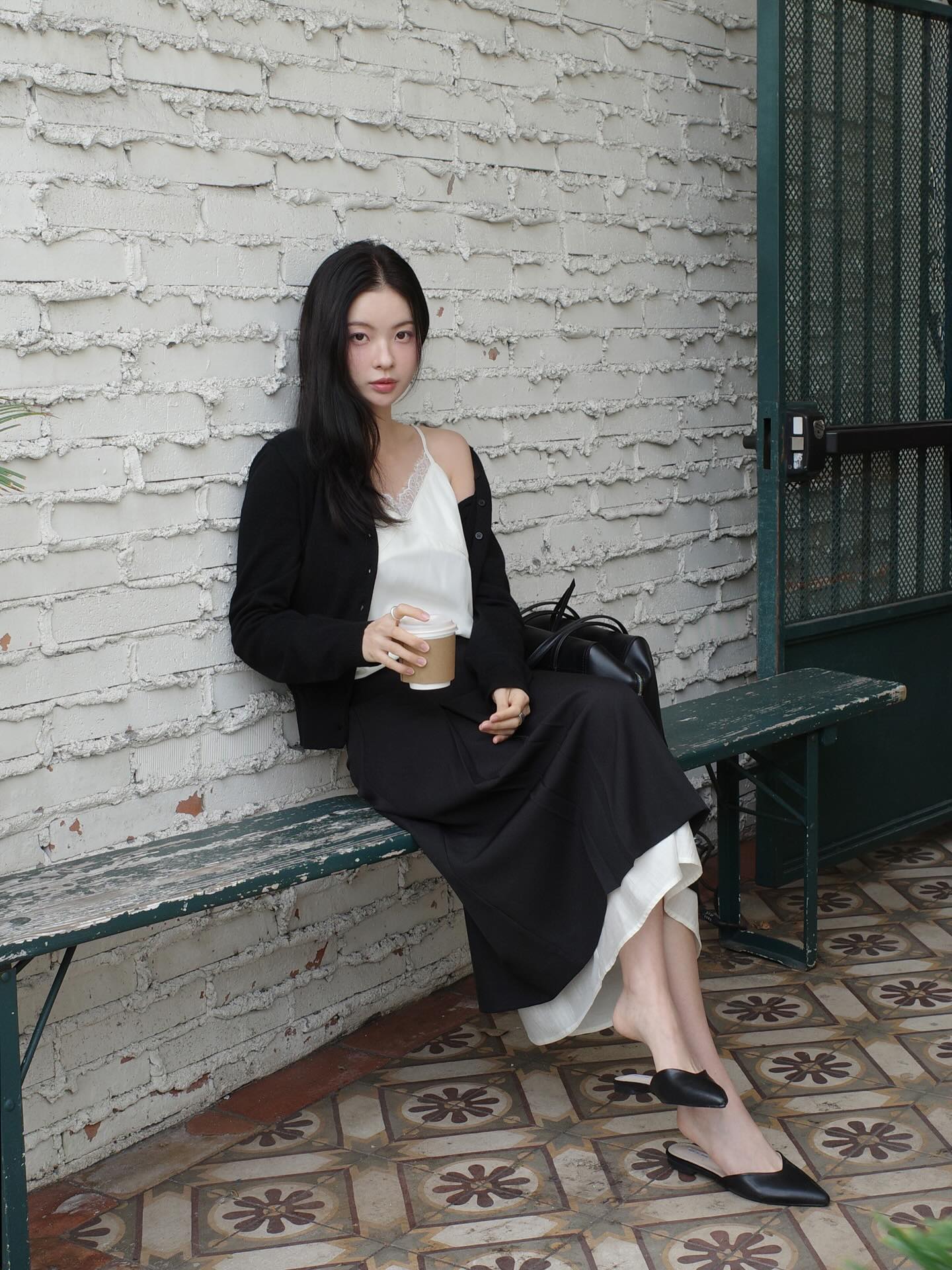 4 mẫu gi&agrave;y d&eacute;p đẹp nhất để mix với ch&acirc;n v&aacute;y- Ảnh 6.