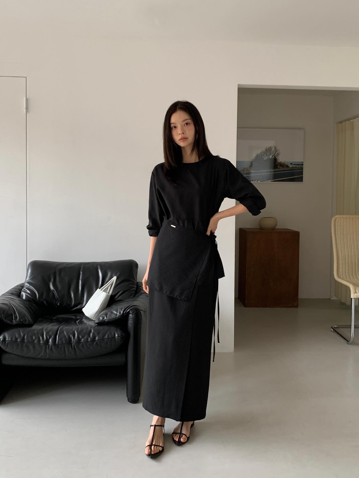 4 mẫu gi&agrave;y d&eacute;p đẹp nhất để mix với ch&acirc;n v&aacute;y- Ảnh 9.