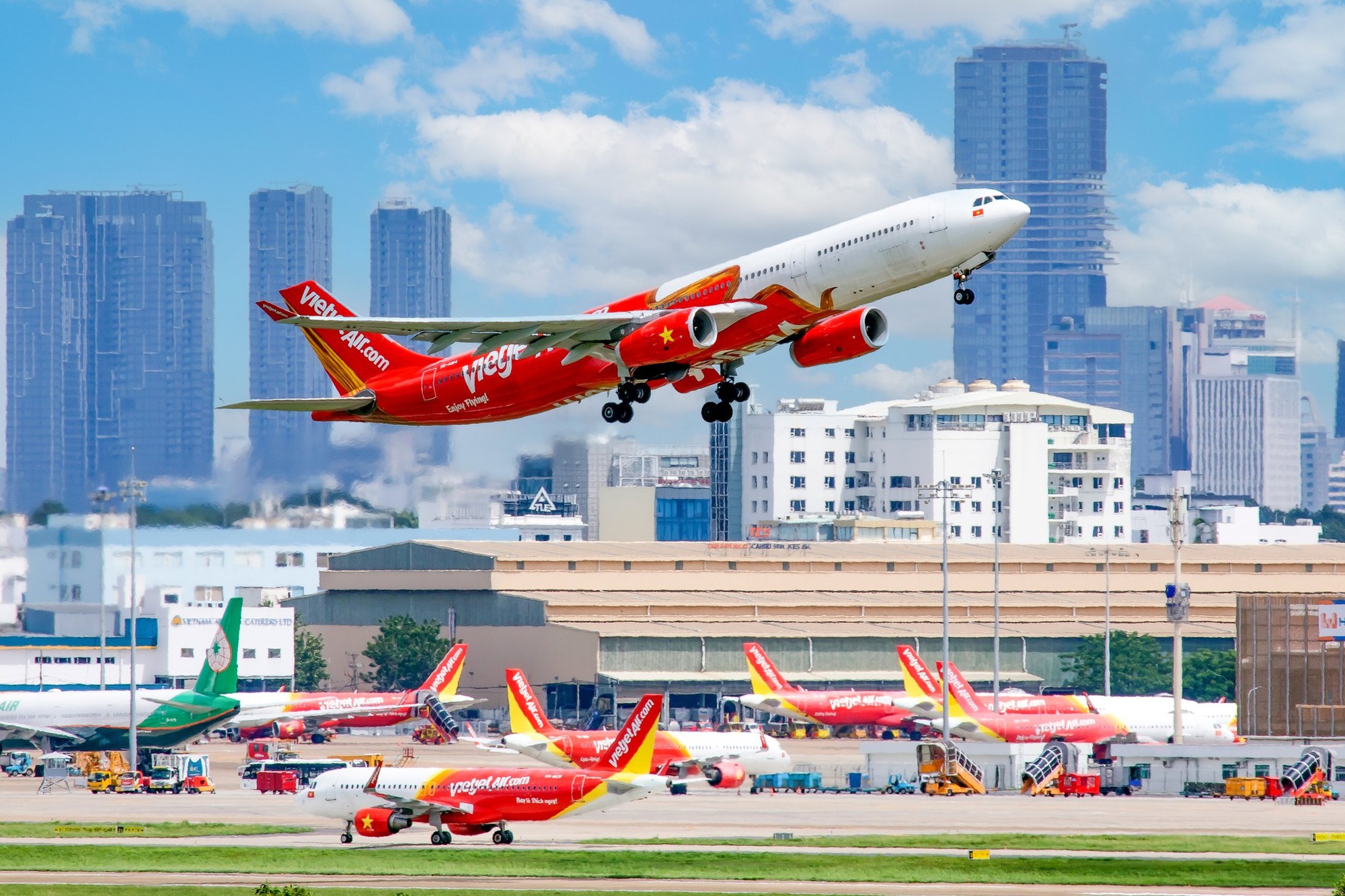 H&agrave;nh kh&aacute;ch bay Vietjet Air cần l&agrave;m g&igrave; khi chuyến bay đồng loạt thay đổi lịch tr&igrave;nh?- Ảnh 1.