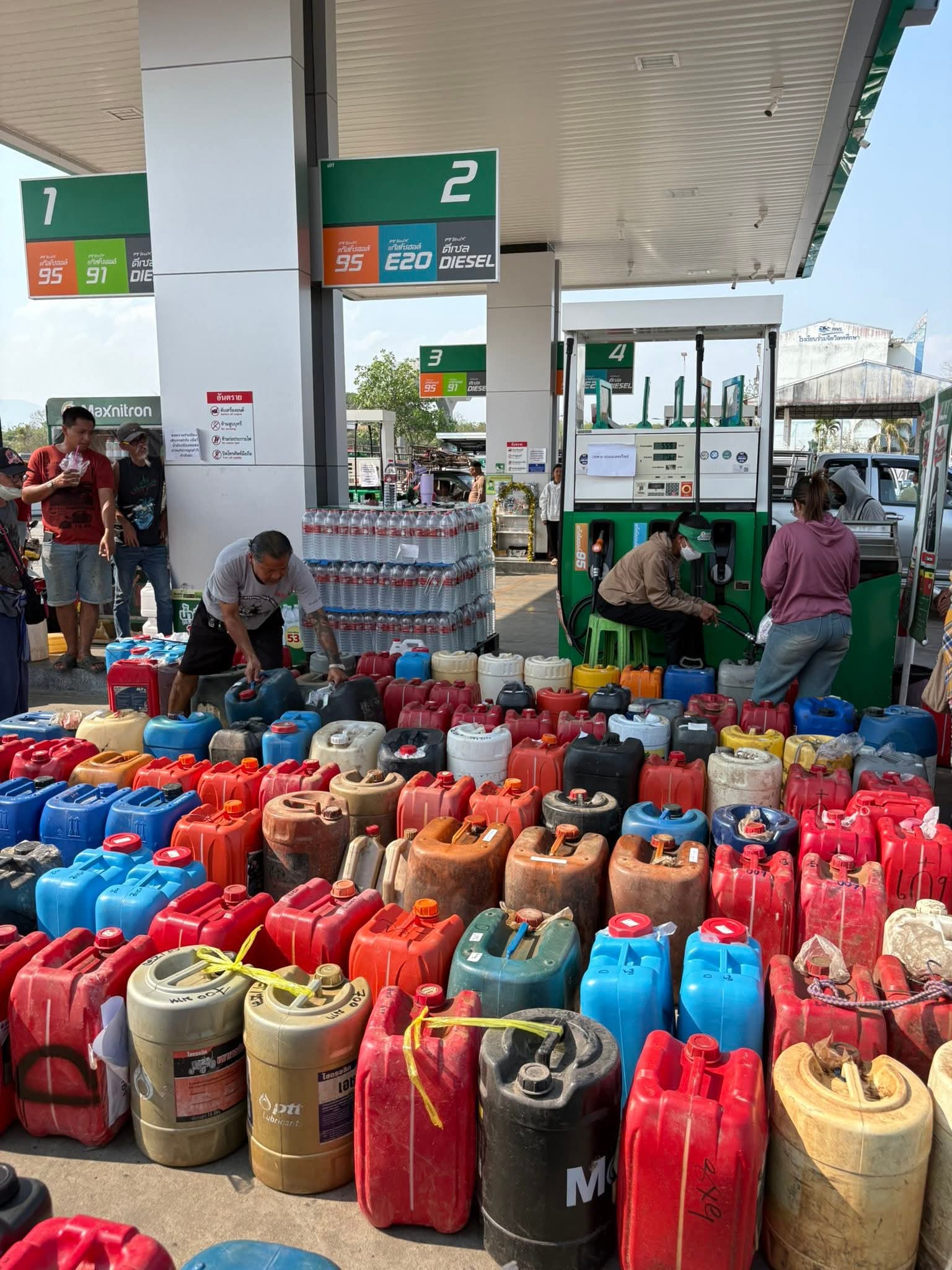 Bức ảnh chụp tại một trạm xăng khiến mọi người b&agrave;n t&aacute;n x&ocirc;n xao- Ảnh 3.