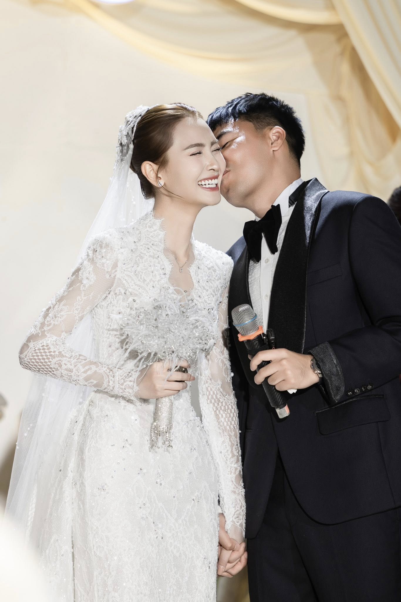 Chia sẻ x&uacute;c động của MC Huyền Trang M&ugrave; Tạt sau đ&aacute;m cưới với cầu thủ Đức Huy: &ldquo;Cảm ơn v&igrave; đ&atilde; c&ugrave;ng kh&oacute;c, c&ugrave;ng cười&rdquo;- Ảnh 2.