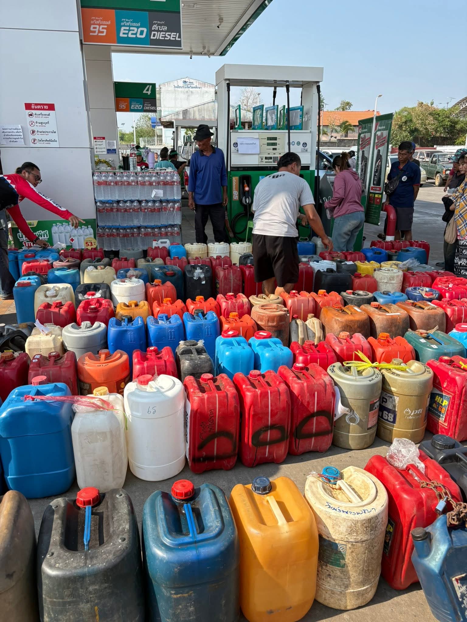 Bức ảnh chụp tại một trạm xăng khiến mọi người b&agrave;n t&aacute;n x&ocirc;n xao- Ảnh 5.