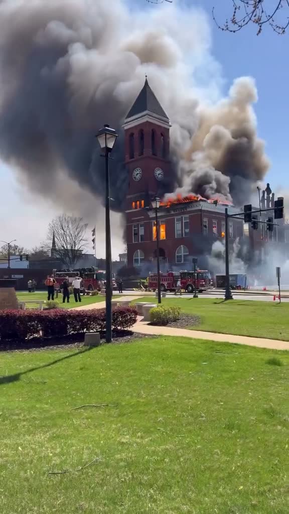 Sự cố ch&aacute;y nổ dồn dập tại Mỹ: Nh&agrave; m&aacute;y lọc dầu ph&aacute;t nổ, kh&oacute;i đen đặc bao tr&ugrave;m; t&ograve;a &aacute;n 130 năm tuổi bốc ch&aacute;y- Ảnh 5.