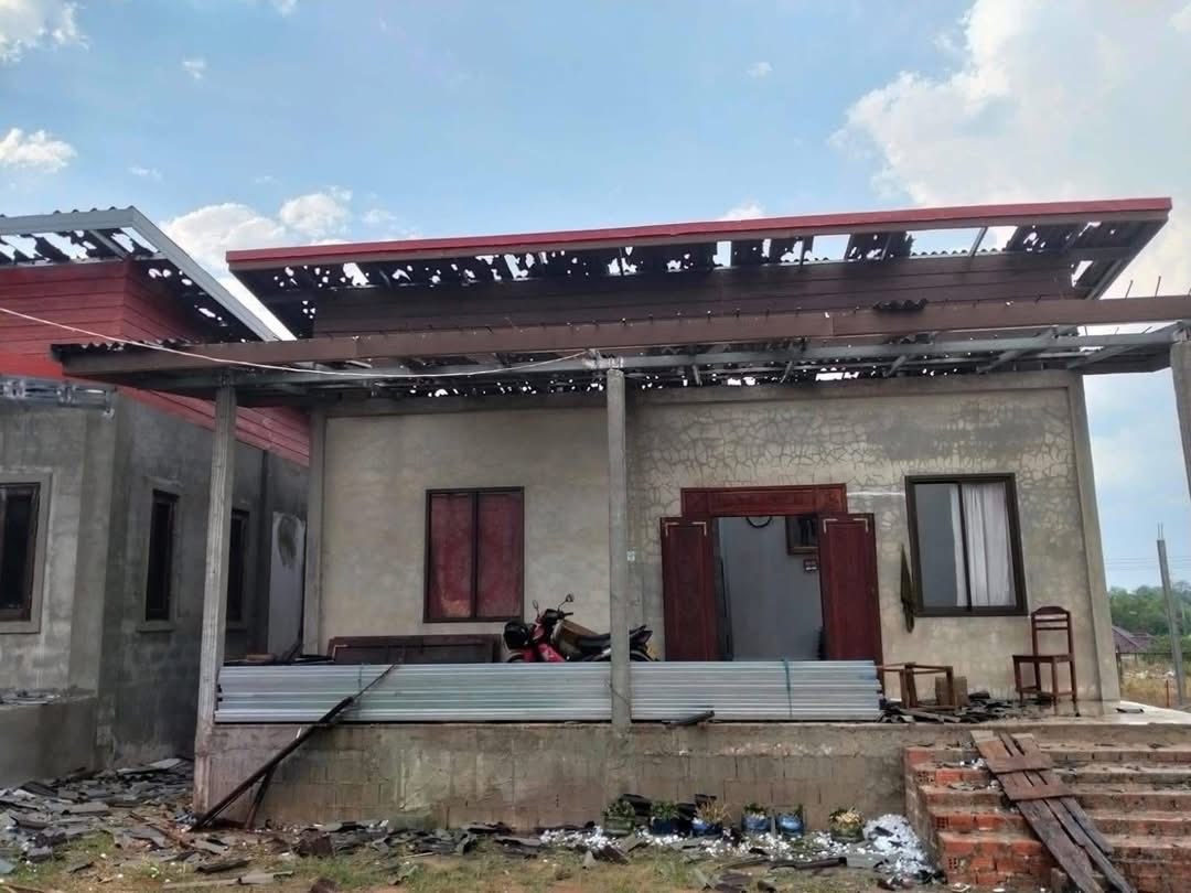 Mưa đ&aacute; dội xuống Vi&ecirc;ng Chăn: H&agrave;ng ngh&igrave;n m&aacute;i nh&agrave; bị "x&eacute; toạc", trường học, ch&ugrave;a chiền cũng bị ph&aacute; hủy, người d&acirc;n b&agrave;ng ho&agrave;ng trong cảnh đổ n&aacute;t- Ảnh 2.