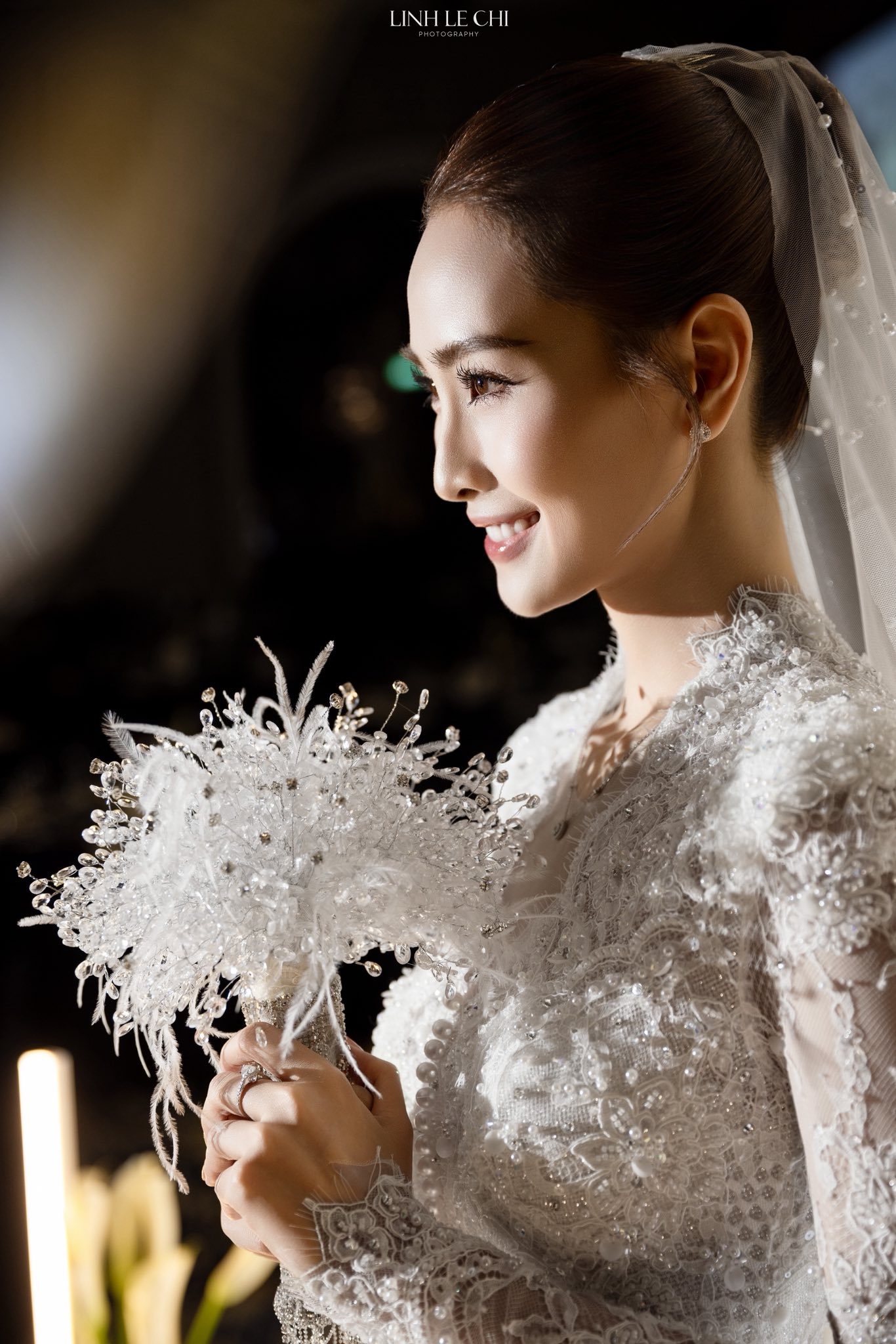 Ảnh n&eacute;t căng kh&eacute;p lại đ&aacute;m cưới Đức Huy - MC M&ugrave; Tạt, c&ocirc; d&acirc;u đẹp đỉnh, x&uacute;c động nhất l&agrave; qu&agrave; tưởng nhớ người cha đ&atilde; mất- Ảnh 4.