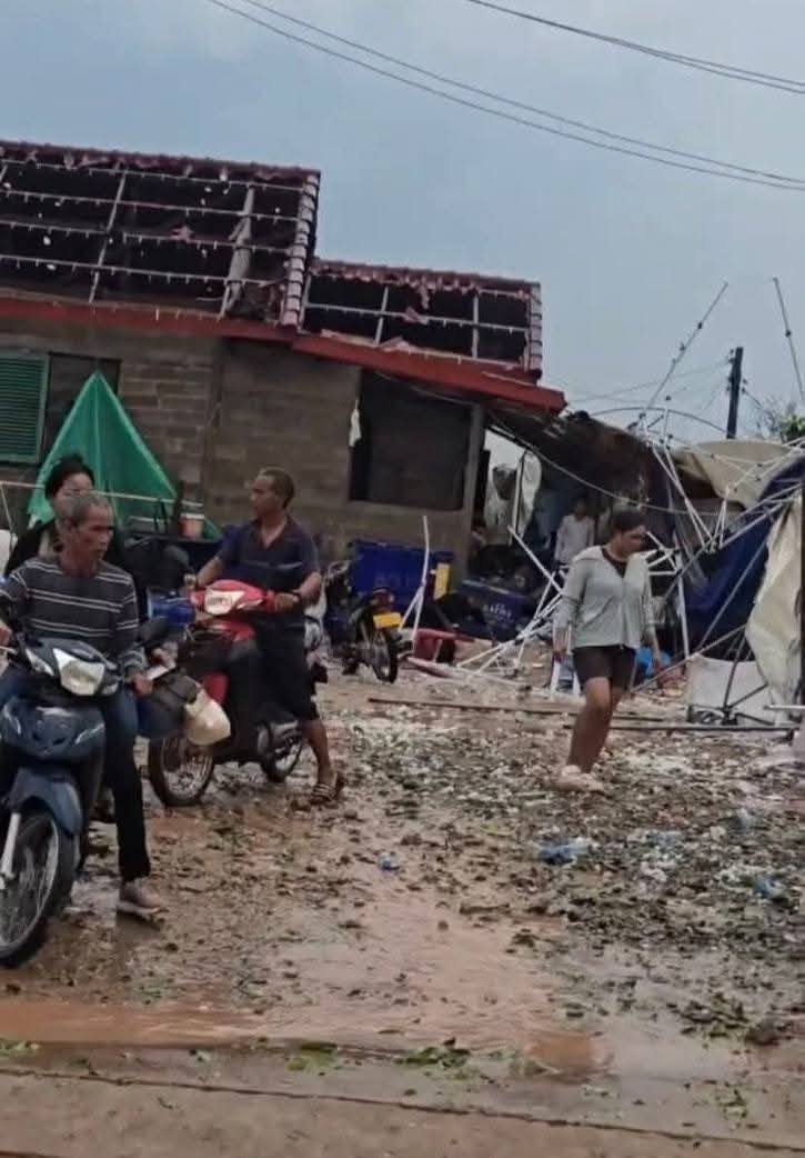 Mưa đ&aacute; dội xuống Vi&ecirc;ng Chăn: H&agrave;ng ngh&igrave;n m&aacute;i nh&agrave; bị "x&eacute; toạc", trường học, ch&ugrave;a chiền cũng bị ph&aacute; hủy, người d&acirc;n b&agrave;ng ho&agrave;ng trong cảnh đổ n&aacute;t- Ảnh 3.