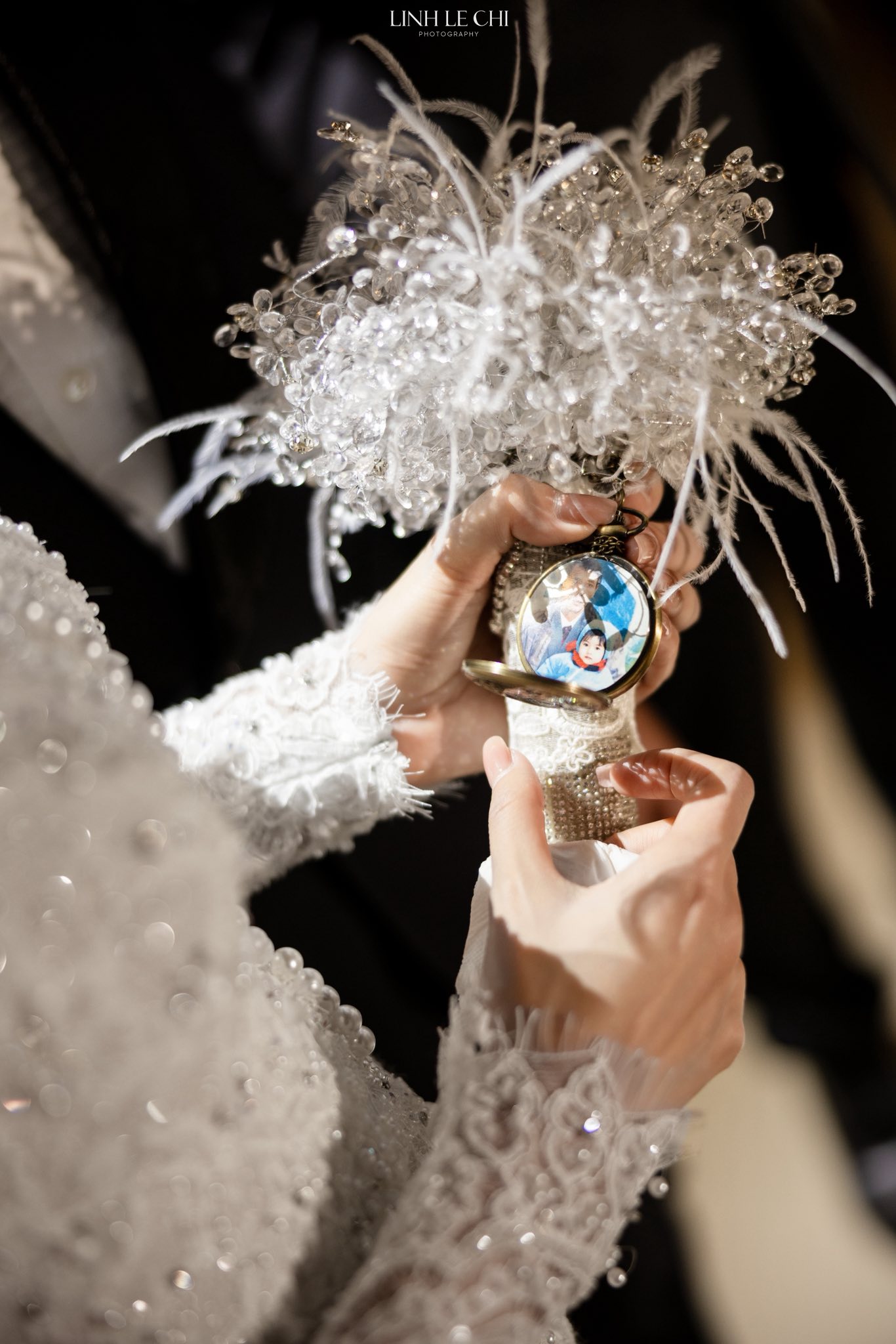 Ảnh n&eacute;t căng kh&eacute;p lại đ&aacute;m cưới Đức Huy - MC M&ugrave; Tạt, c&ocirc; d&acirc;u đẹp đỉnh, x&uacute;c động nhất l&agrave; qu&agrave; tưởng nhớ người cha đ&atilde; mất- Ảnh 5.